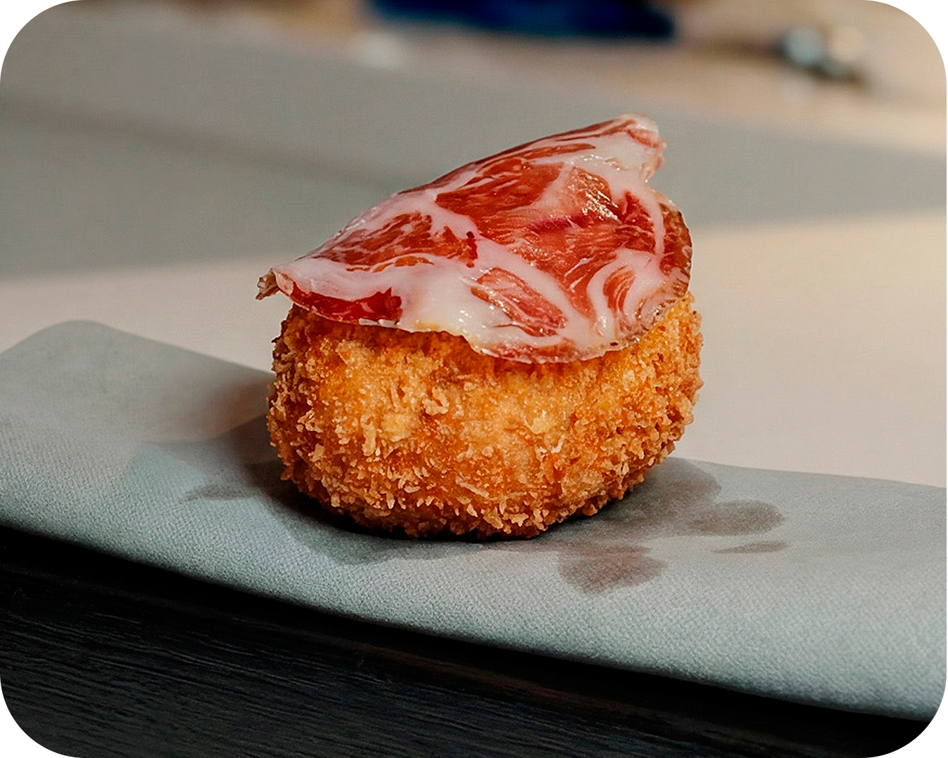 Croqueta de pollo con jamón y una lonja de jamón encima