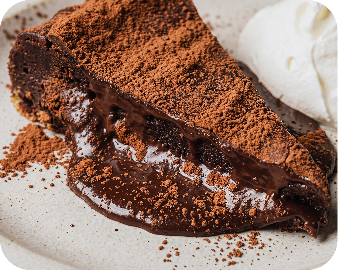 Tarta de chocolate con polvo y helado de vainilla