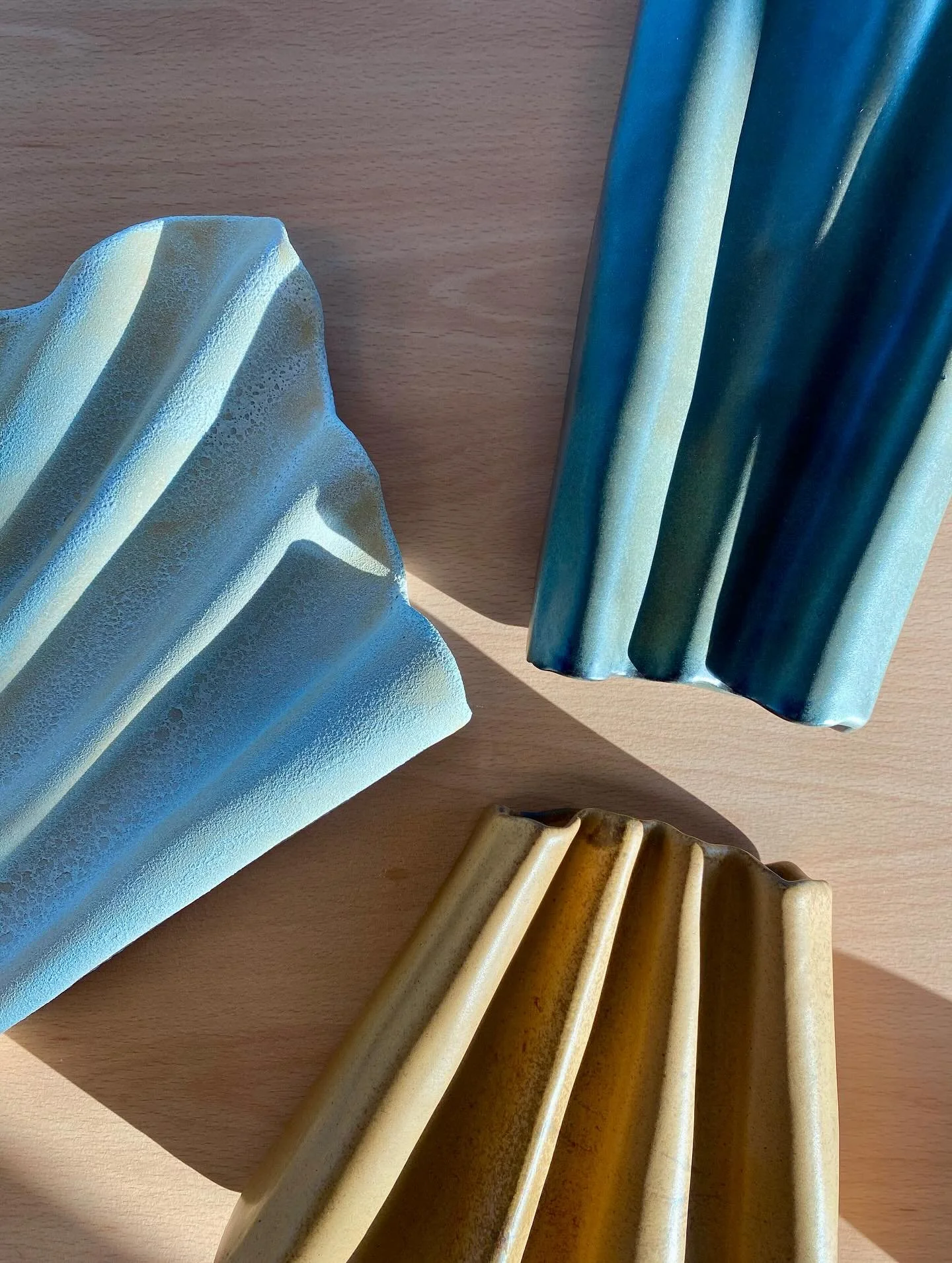 ✨New project: &ldquo;Drape&rdquo; ✨

This new project allowed me to take the material to its limit to create new textures, practice my assembly skills and be brave enough to try new glazes and a new color palette. 

💥New pieces will be released soon