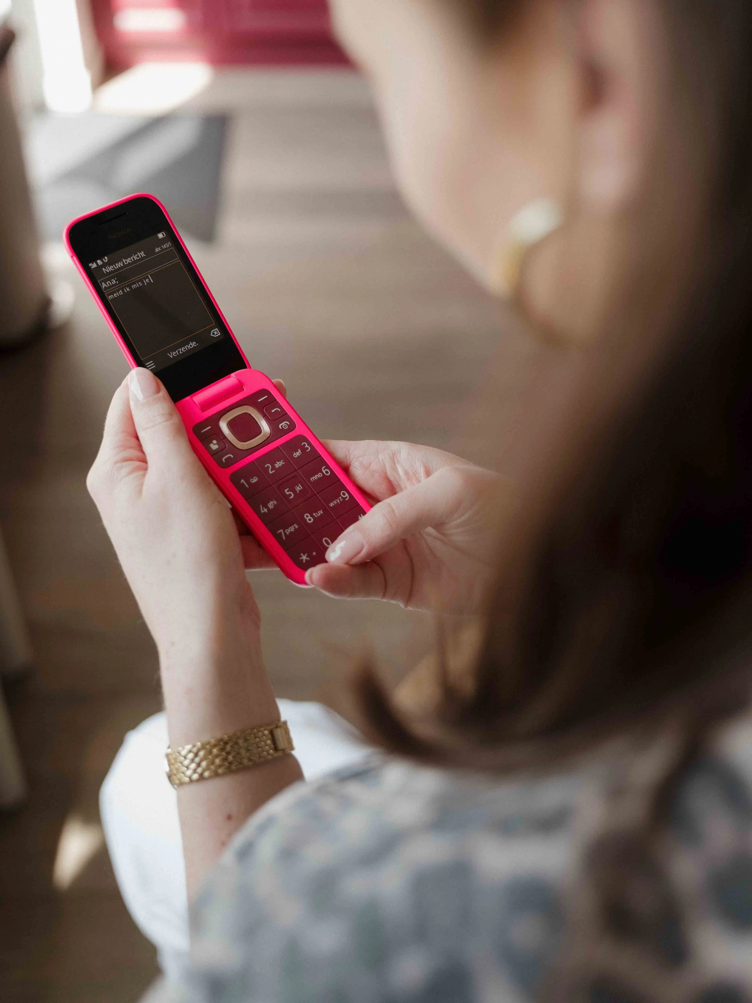 Herinner je je die meid die dacht dat een smartphone inwisselen voor een dumbphone leuk was? Ik ook niet.