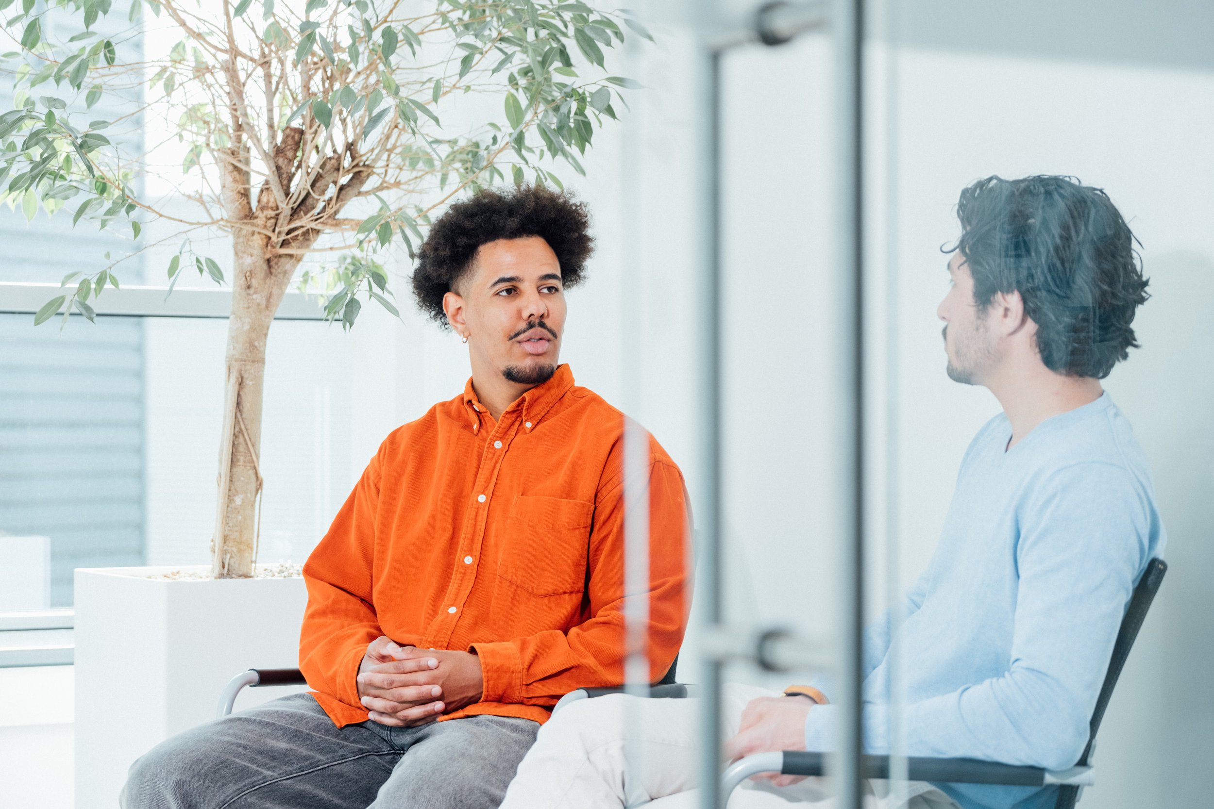 Eloy tijdens een coach sessie met een manager uit de publieke sector.
