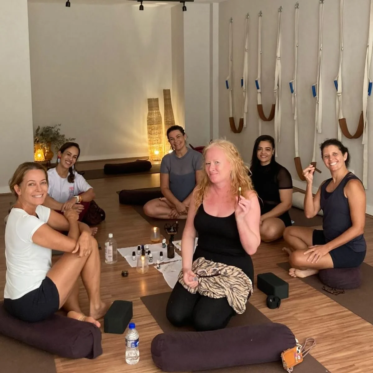 Finalizando a semana com os registros fresquinhos do nosso &uacute;ltimo s&aacute;bado, o Yoga Arom&aacute;tico com a professora Vic Goulart 🩵🌿🪻🌬️

Esse s&aacute;bado temos mais uma programa&ccedil;&atilde;o especial, para garantir sua vaga manda