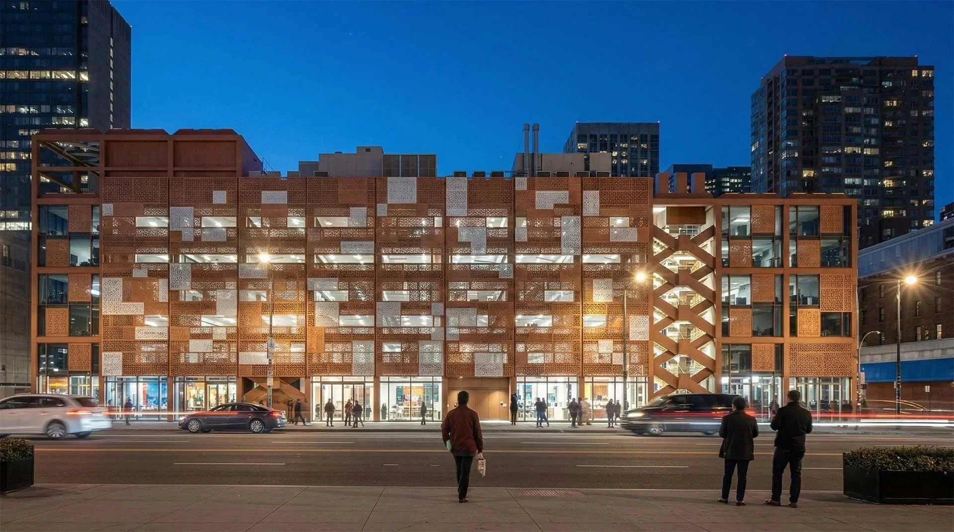 Conservatorio – Auditorio en Palma de Mallorca con fachada iluminada y envolvente estructural