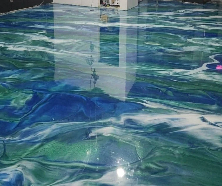 Piso de baldosas con diseño que imita agua en un interior, con reflejos y cristales en la superficie.