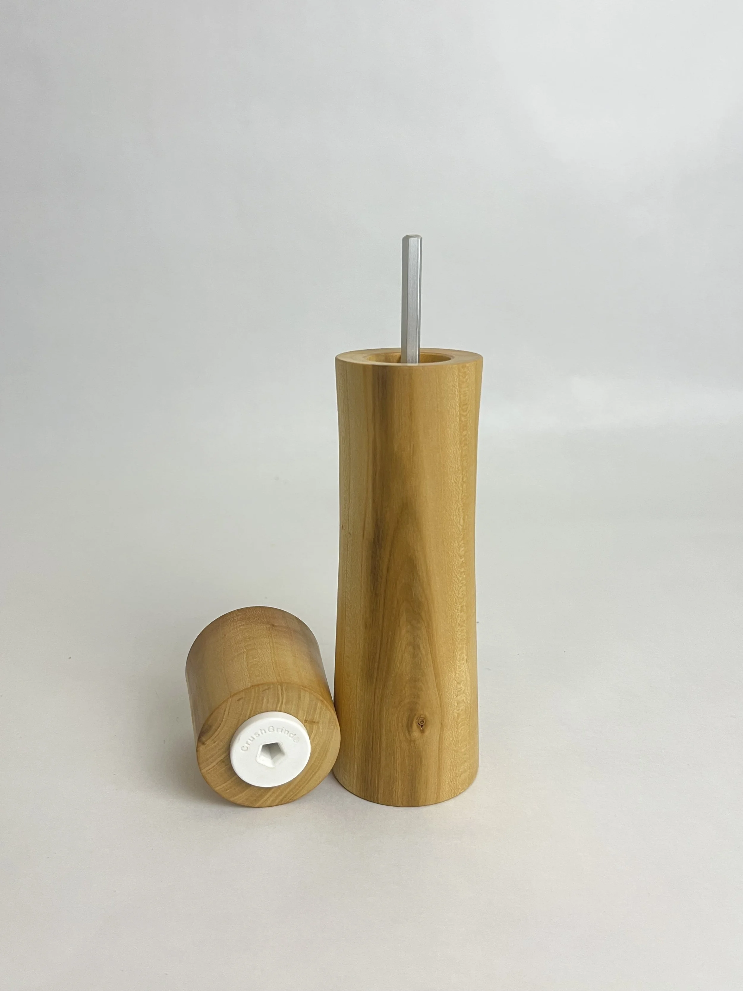 Offene Pfeffermühle, Mahlwerkstab sichtbar, Holzmaserung