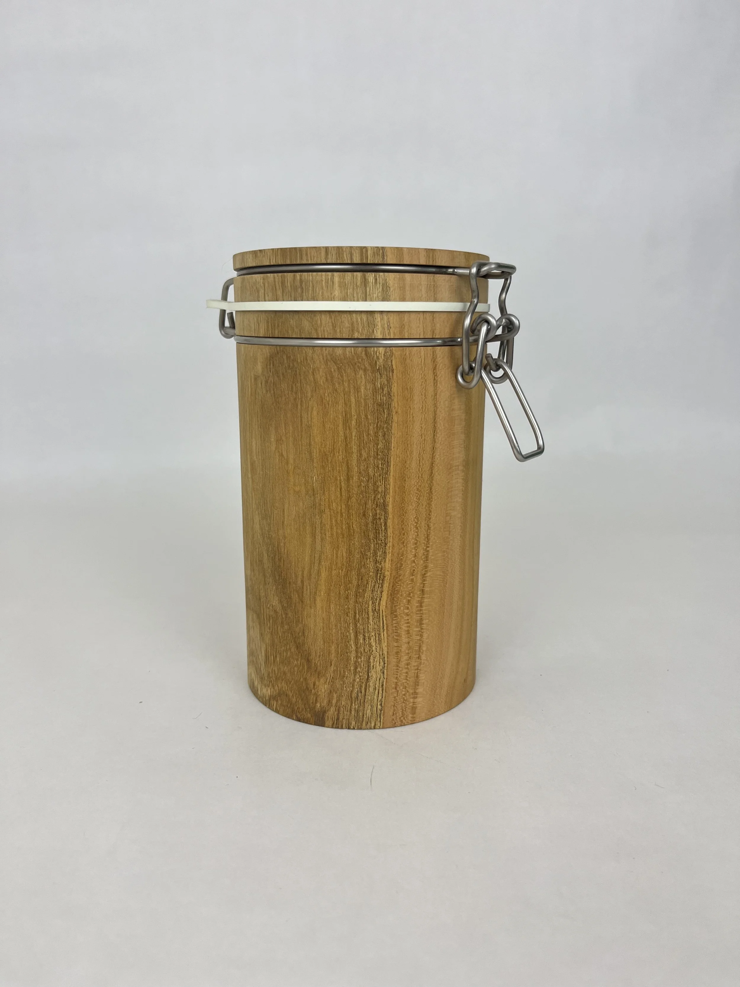 Holzgefäß mit Deckel und Metallverschluss