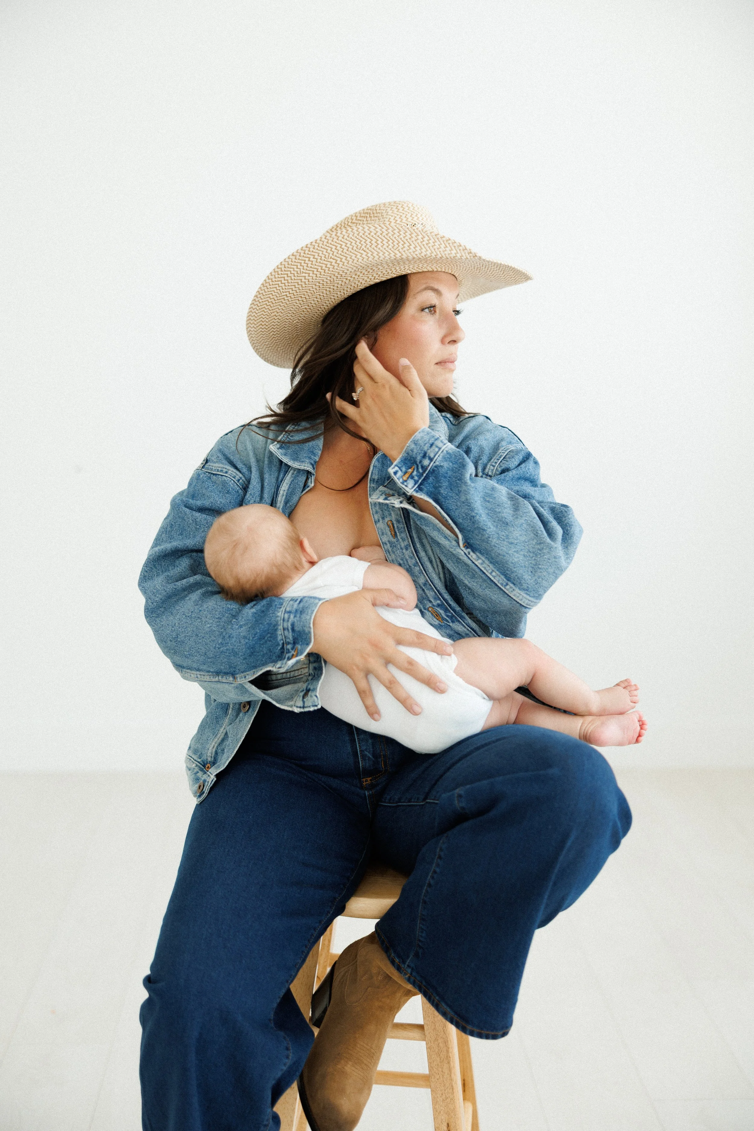 How I Help Shy or Self-Conscious Moms Feel Comfortable During Photoshoots