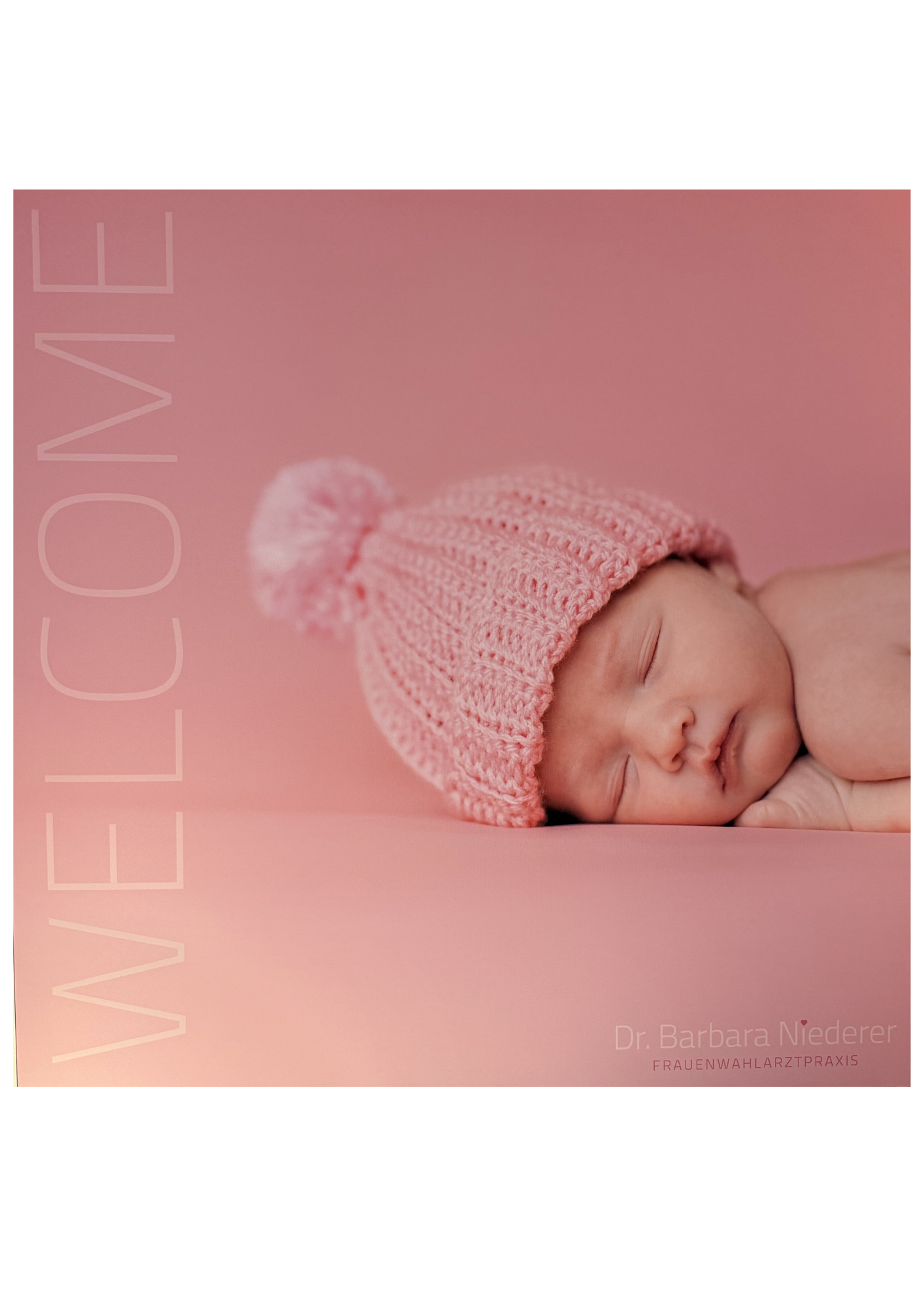 Ein schlafendes Baby mit einer rosa Mütze auf einem pinkfarbenen Hintergrund, darunter der Name Dr. Barbara Niederer und die Praxis für Frauenwahlärzte.
