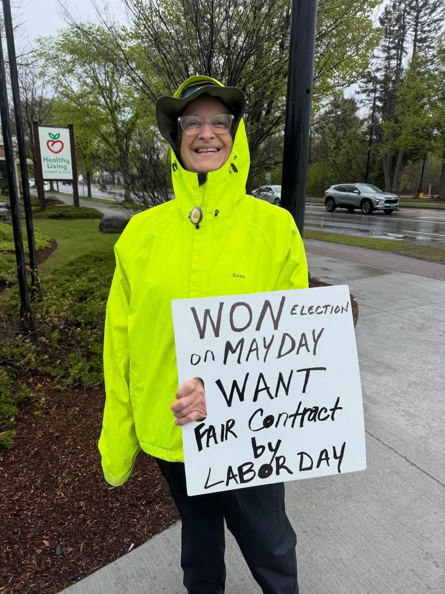 We won our election on May Day and are demanding a contract by Labor Day! Sign the petition in our bio to help us win a fair contract! ✊

THANK YOU to @foodnotbombsbvt, @uvmgsu  @vtworkerscircle @partizanfilm @vtaflcio @marekbtv @barnesandnobleunion 