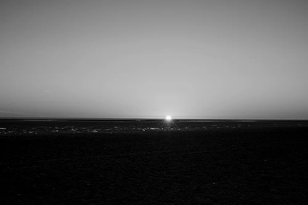 northwest-coast-minimalist-sunset-horizon-beach-bw.webp