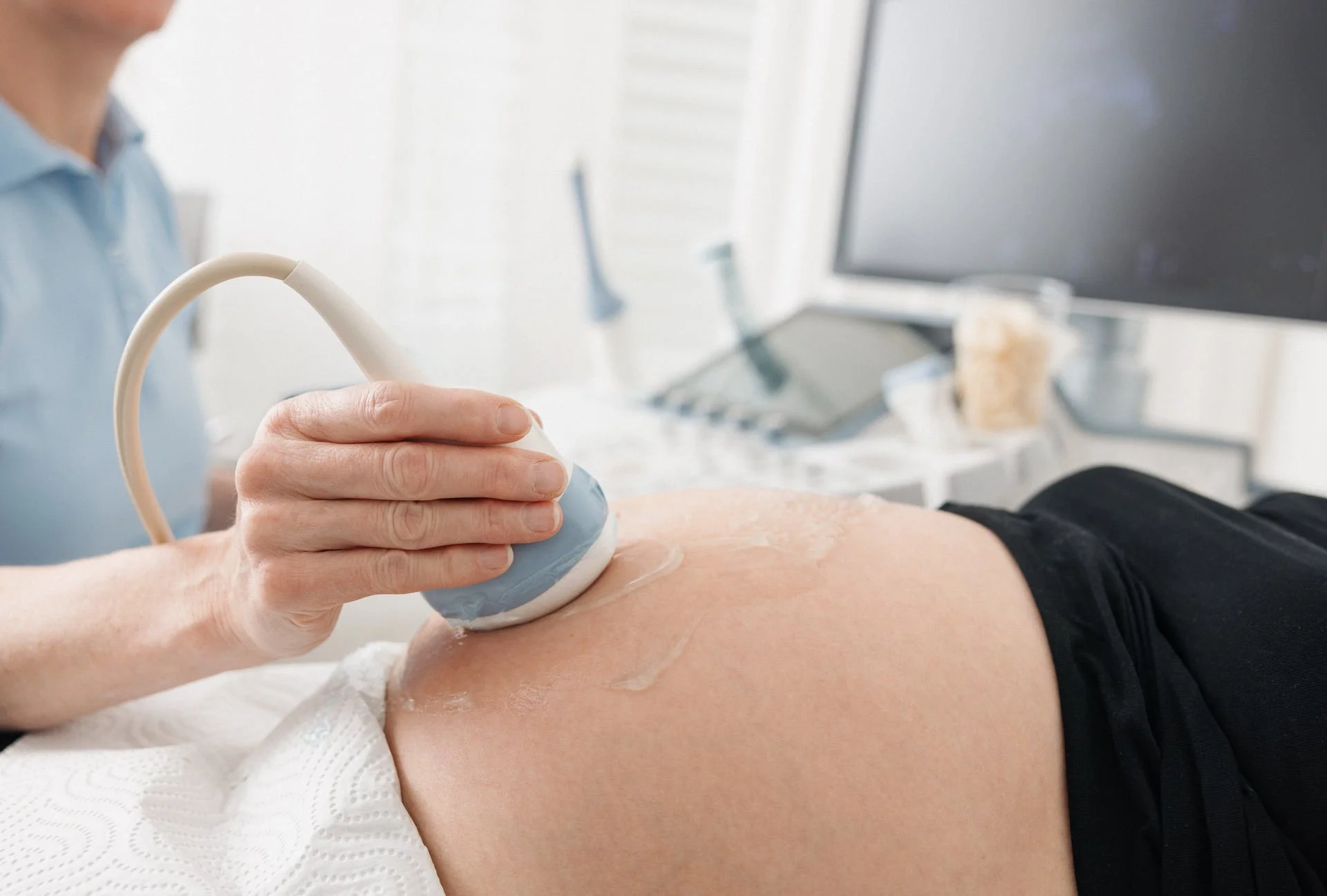 Ultraschalluntersuchung bei einer schwangeren Frau in der Frauenarztpraxis in Chur