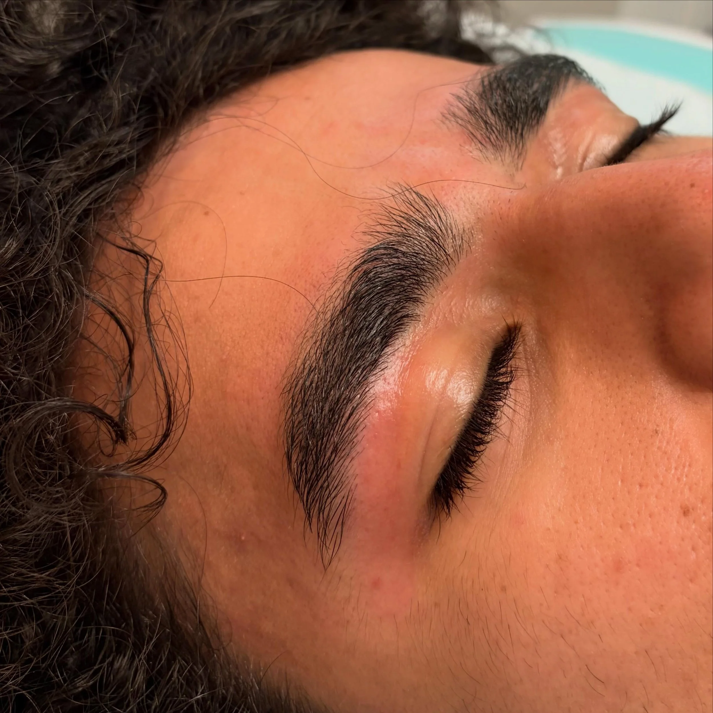 Clean brows aren&rsquo;t just for the girls 😮&zwj;💨✨ 

A sharp cleanup makes all the difference🤌🏼

🩷 Defined shape 
🩷 Clean finish 
🩷 Confidence boost instantly 

Book your brow cleanup @alemanbeautystudio 💋 

#dmvbeauty #waxing #dmv #beauty 