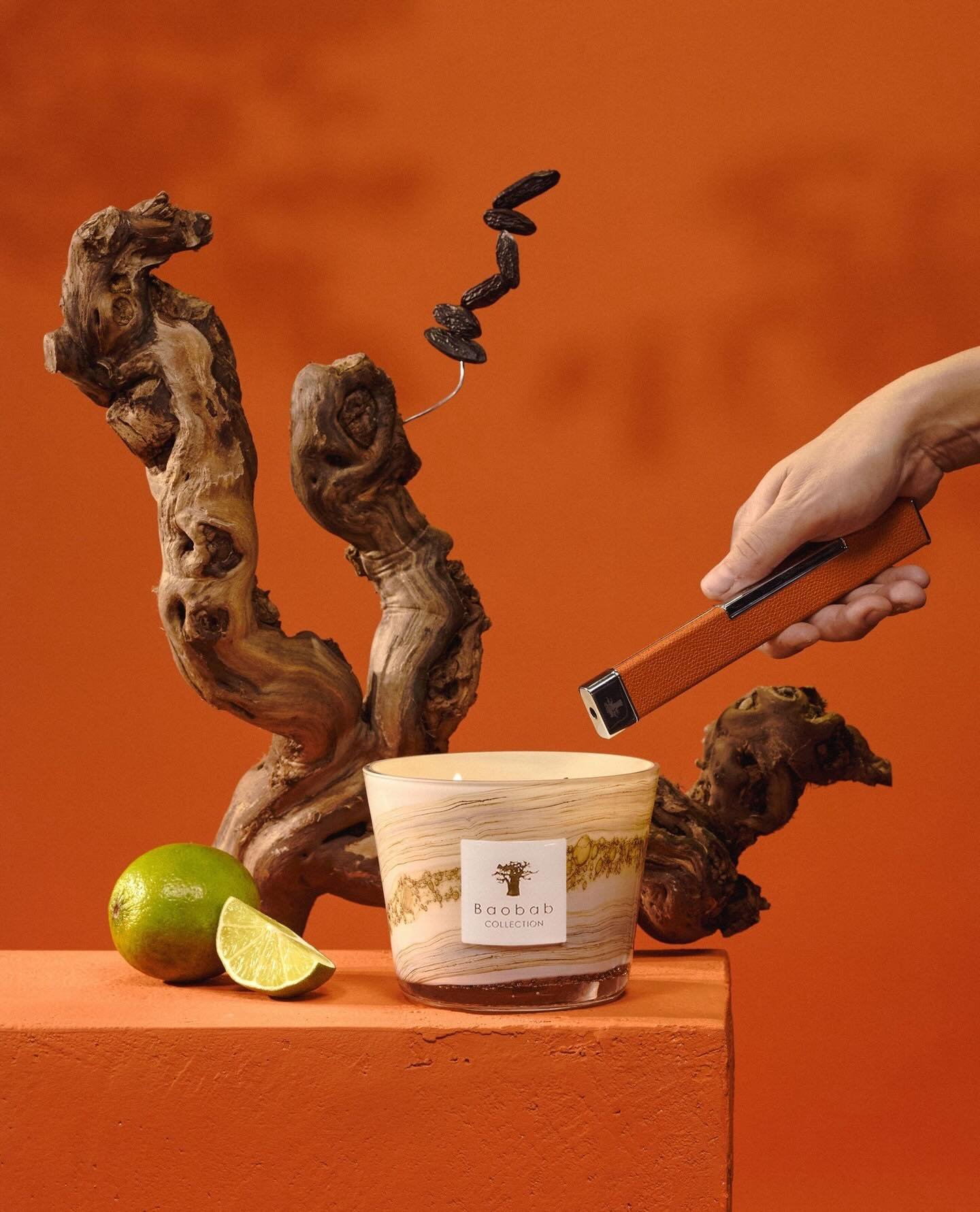 Dry cedar, creamy tonka bean, and a sharp twist of lime &mdash; the Sand Siloli scented candle captures desert heat with unexpected freshness.⁠