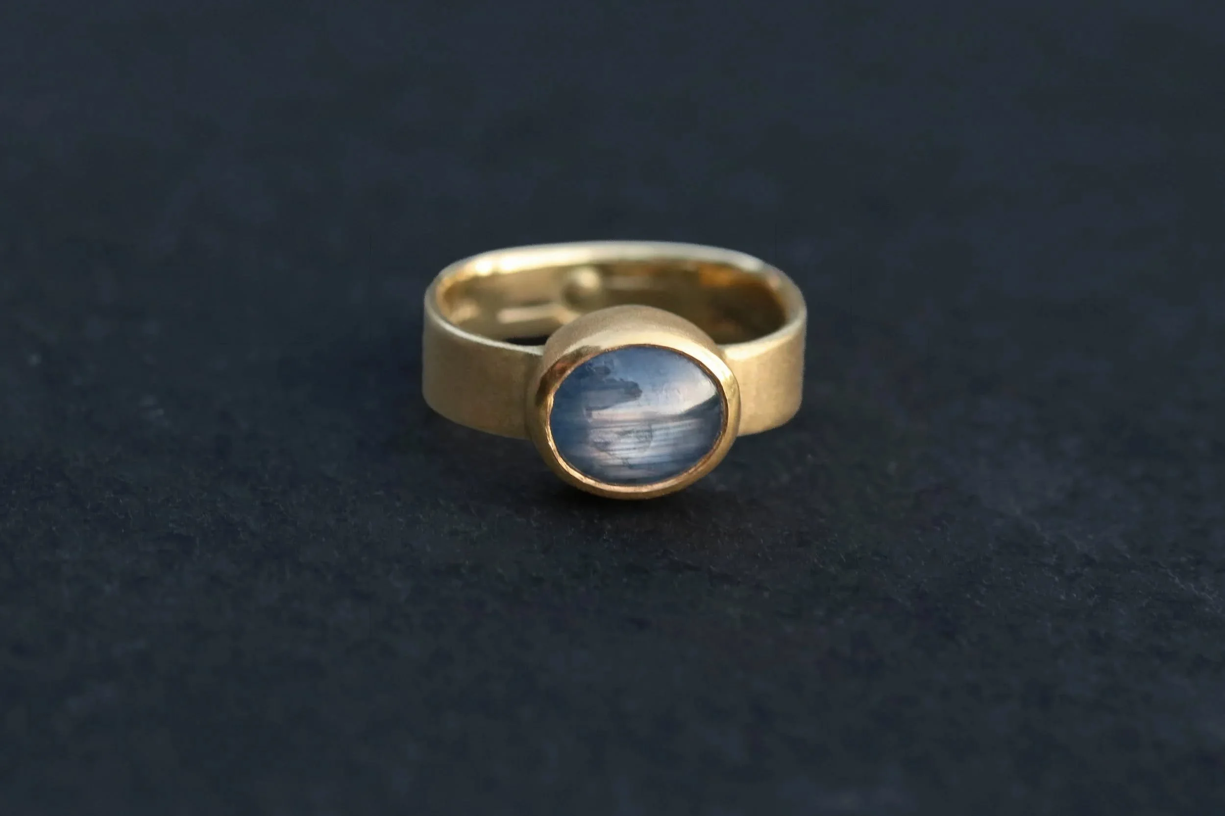 Northern Sky Blue Sapphire.
22k gold and platinum.
One of a kind.

#bigsurgoldsmiths #highkaratgold #oneofakindjewelry #sapphire #handforged