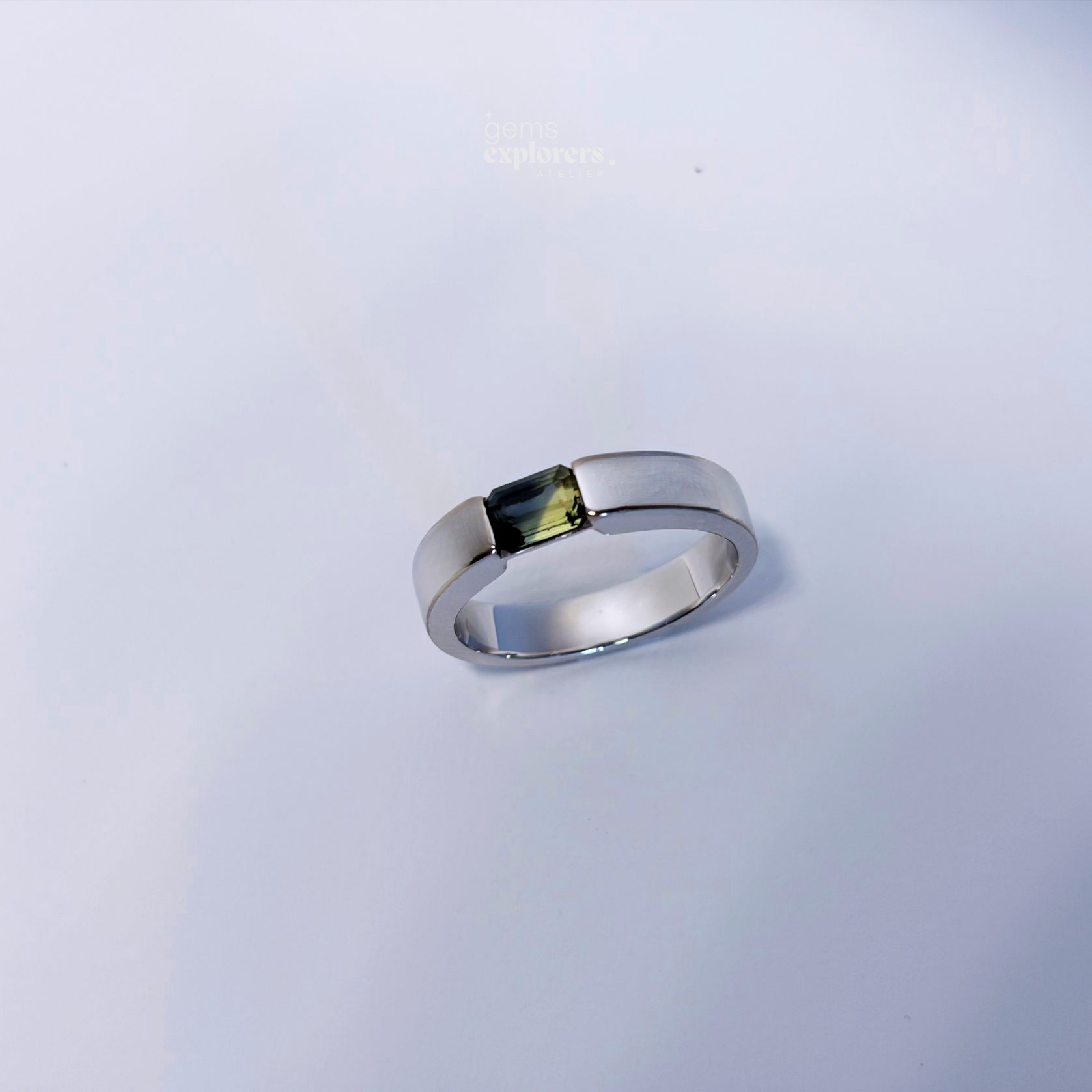 ECHØ Abyss ring with 1.04 ct unheated bicolor sapphire from Sri Lanka