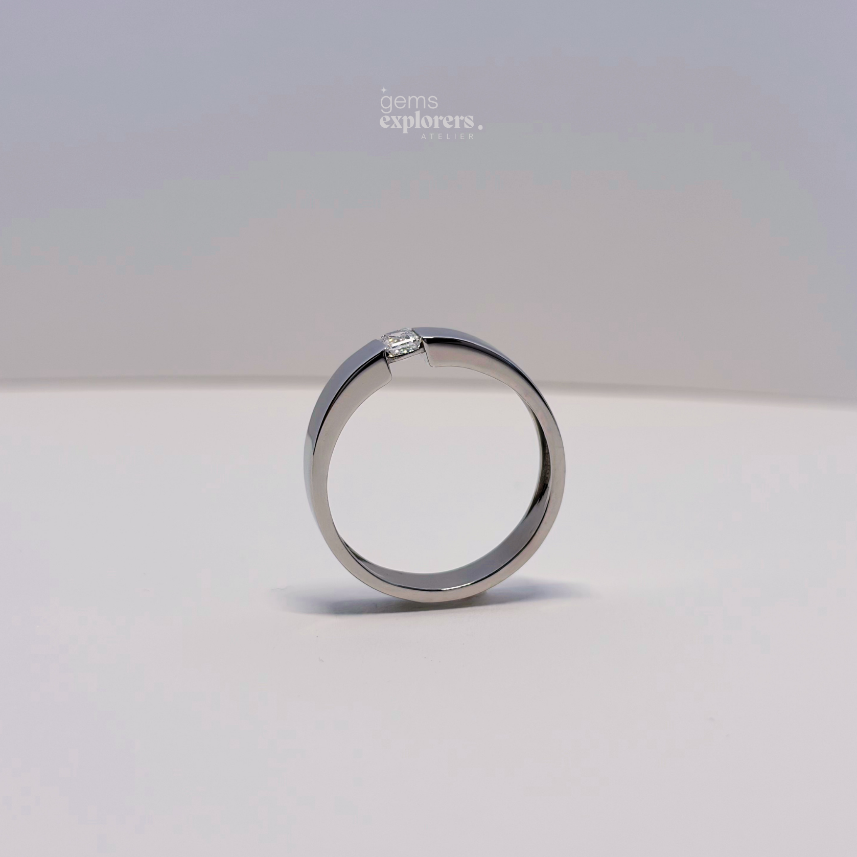 ECHØ Pure architectural ring with 0.30 ct natural colorless diamond