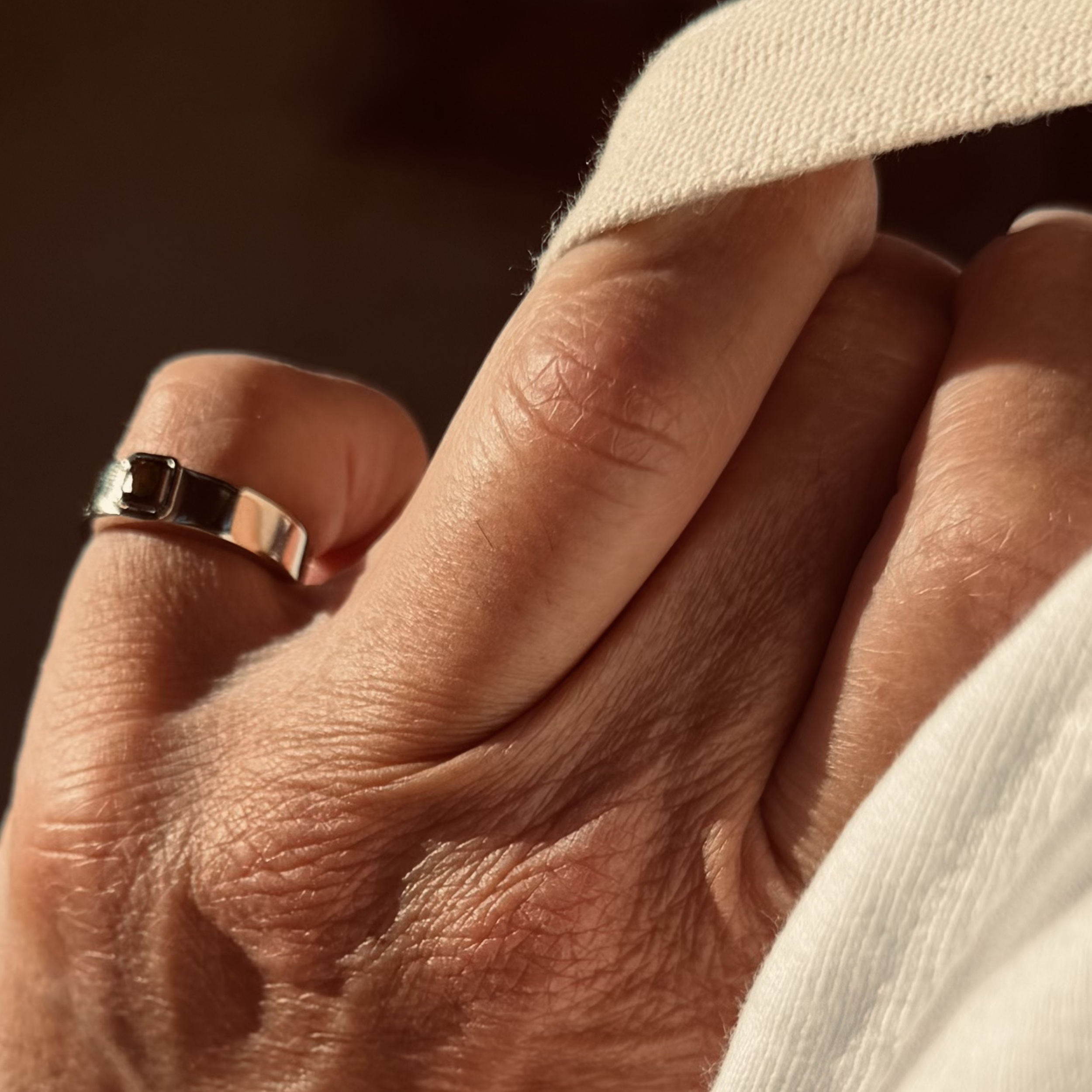 ØRIGEN men’s diamond pinky ring worn as a discreet sign of identity