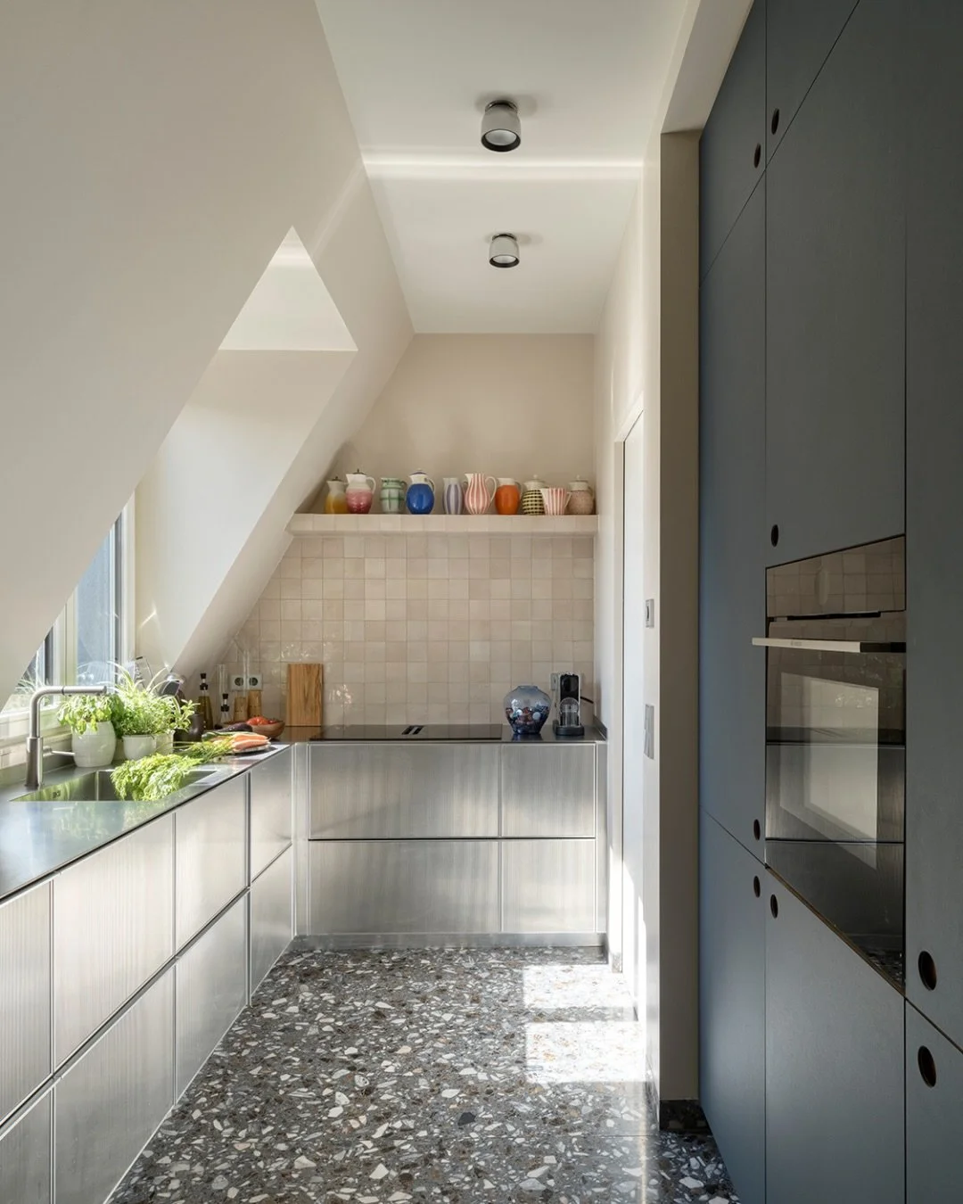 A closer look at Above the Roofline, our recently completed project in Frankfurt&rsquo;s Sachsenhausen district. A penthouse duplex created from an unused attic and a reorganised top-floor apartment in a 1900 Gr&uuml;nderzeit building.

The staircase