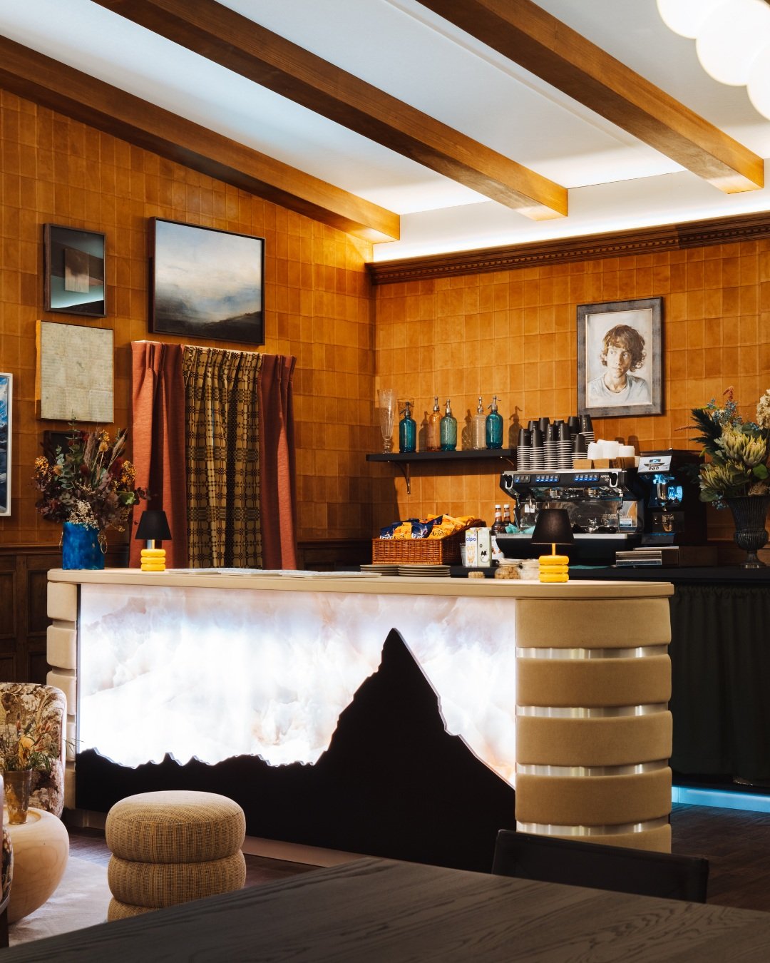 We&rsquo;re continuing the reveal of the details behind the @decorex_international VIP Lounge with a look at the bar.

The threshold leading from the icy blue fur reception into the warmly lit atmospheric Chalet home is flanked with two pairs of skis