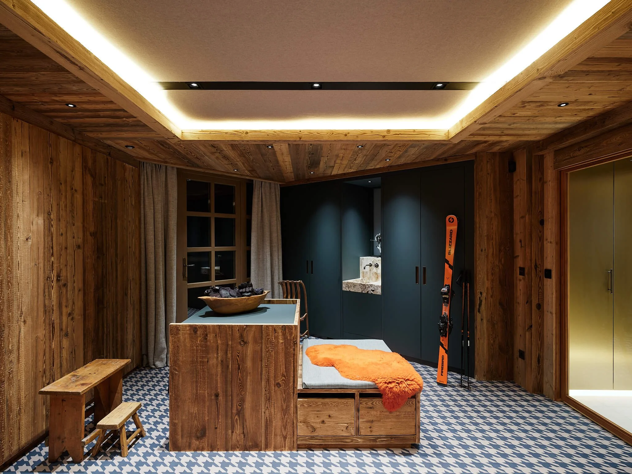 05 SKIROOM (2).jpg