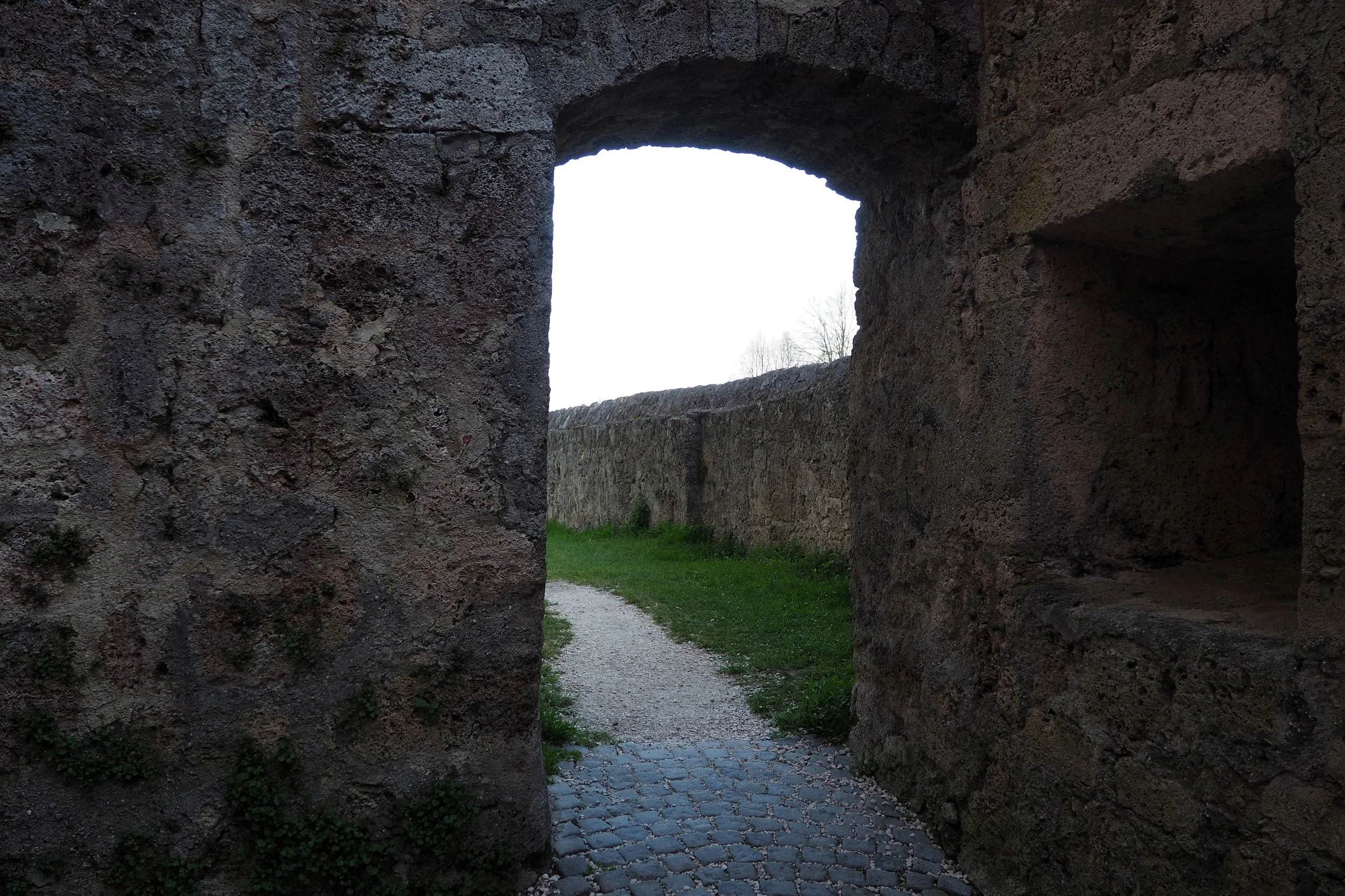 ferienwohnung-burg-tittmoning-durchgang-1.JPG