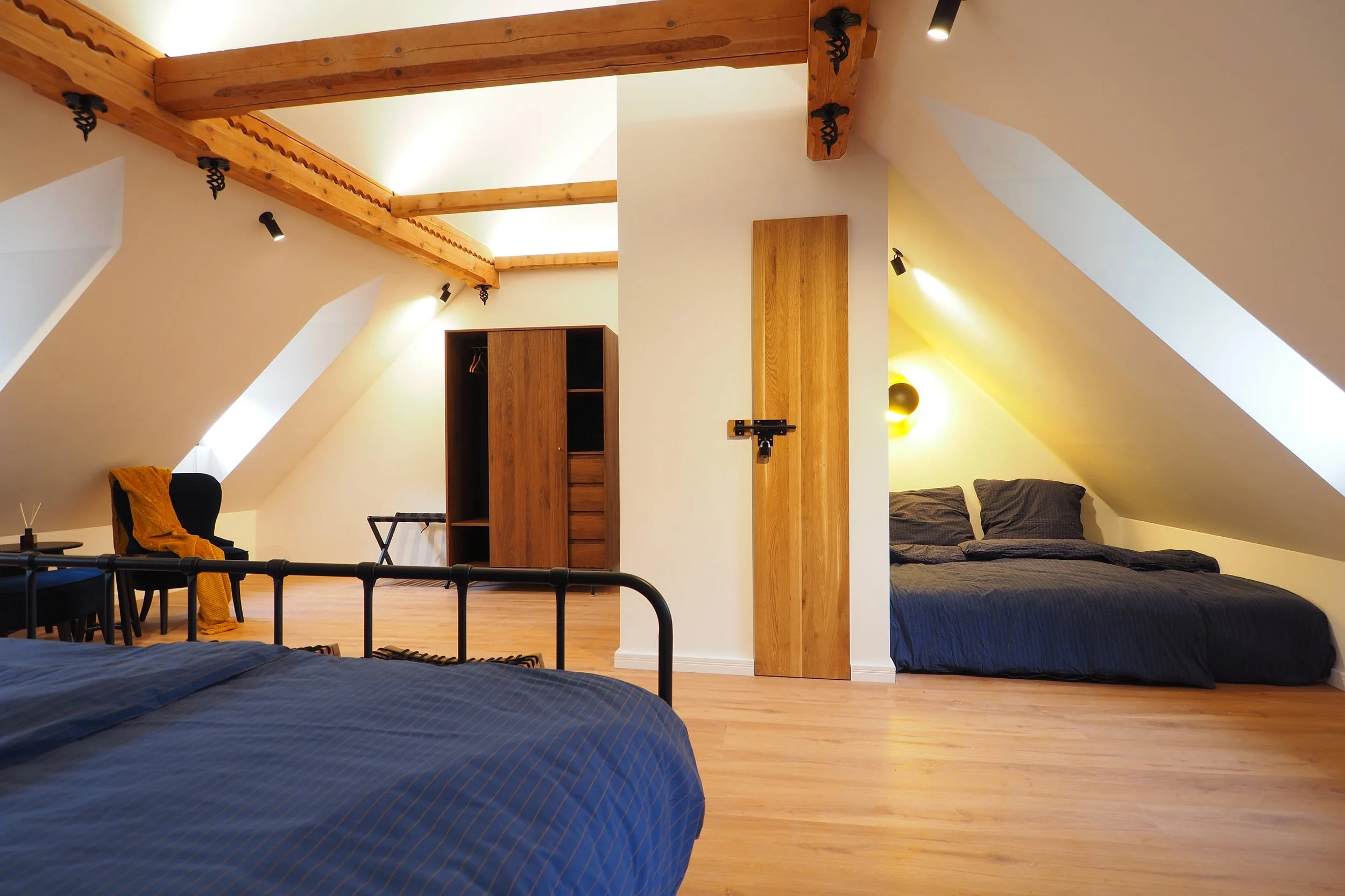 ferienwohnung-burg-tittmoning-dachgeschoss-schlafzimmer-blick-auf-schlafhöhle.JPG