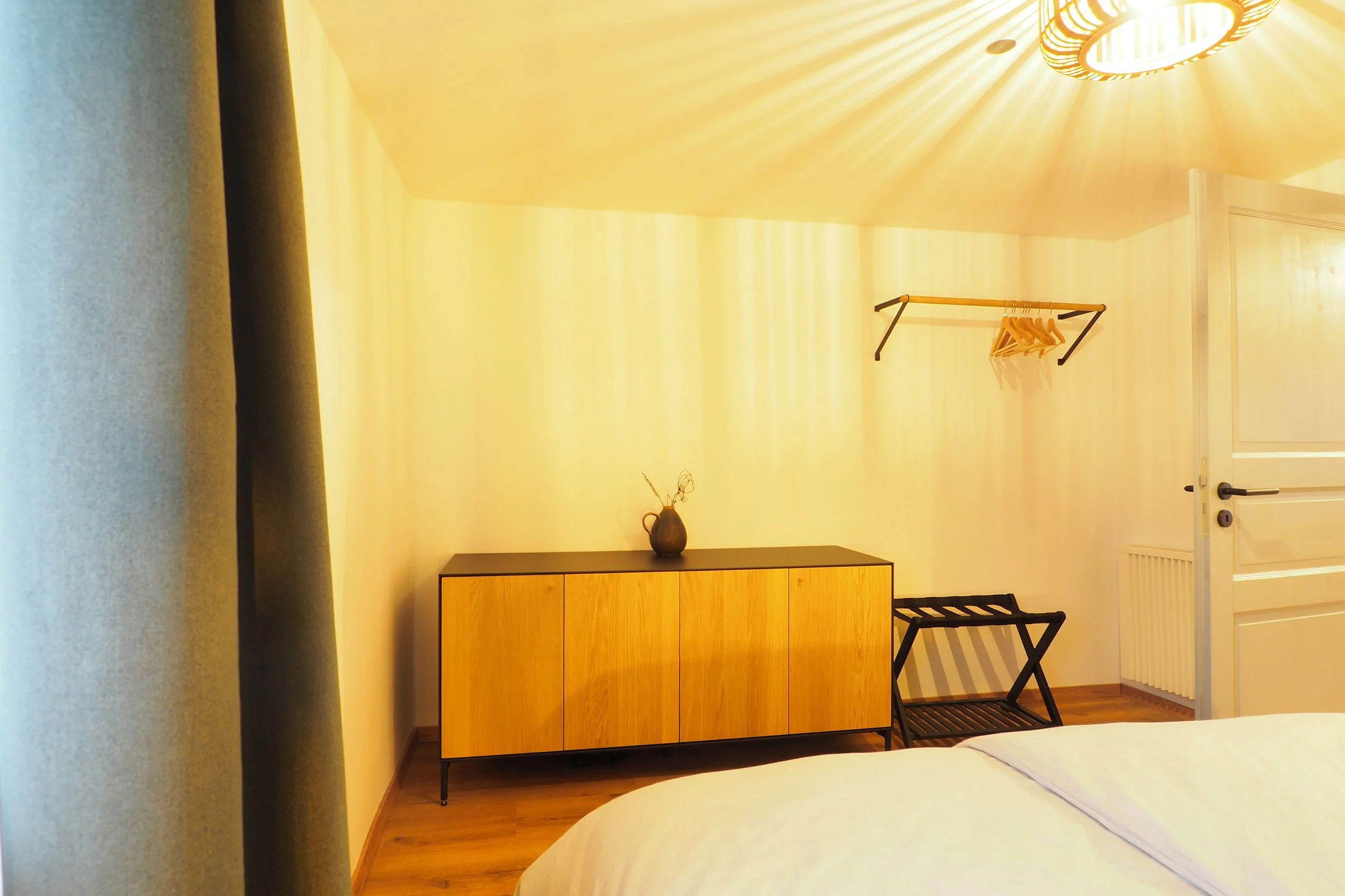 ferienwohnung-burg-tittmoning-schlafzimmer-kleideraufbewahrung.JPG