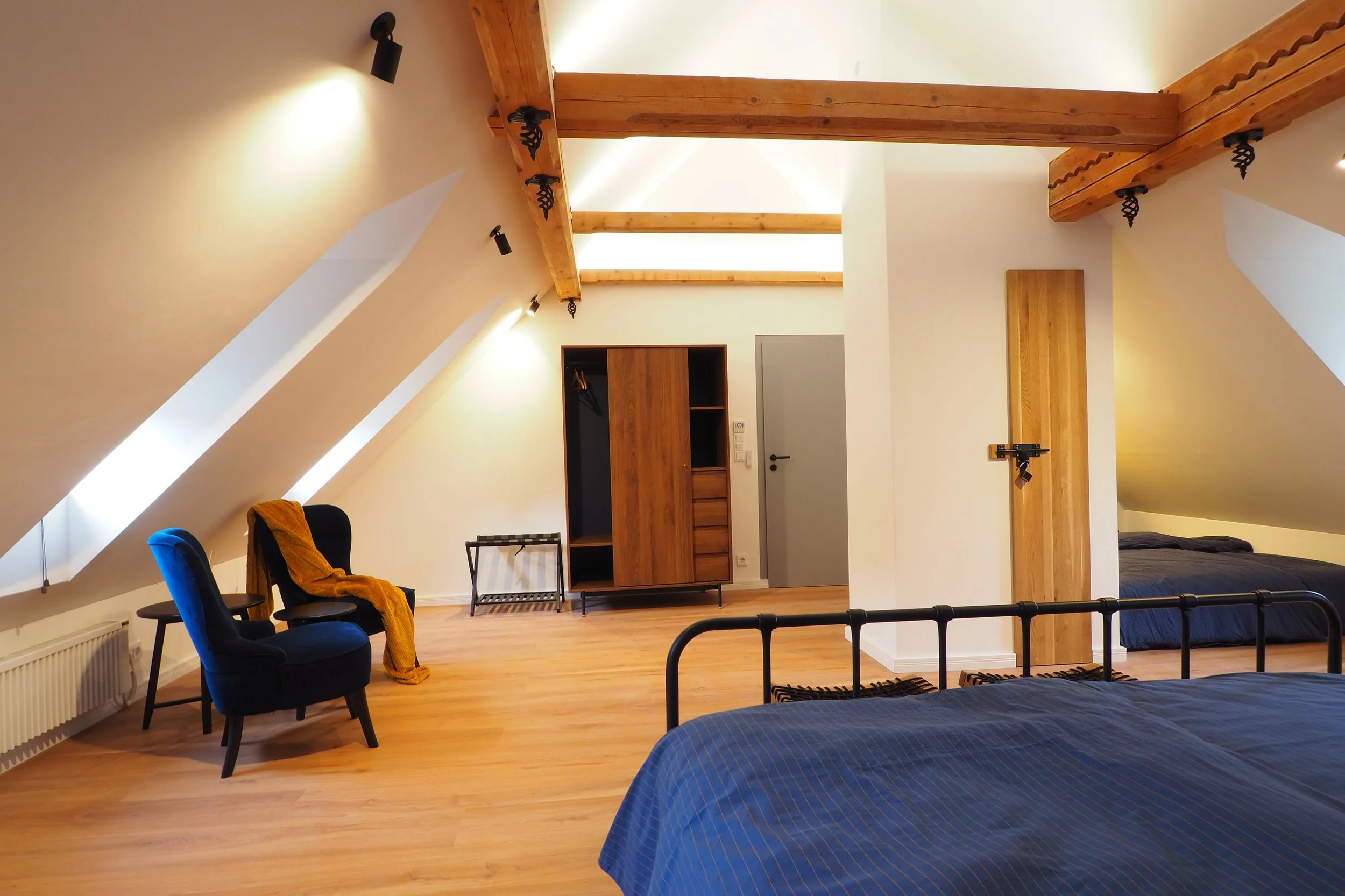 ferienwohnung-burg-tittmoning-dachgeschoss-schlafzimmer-schrankblick.JPG