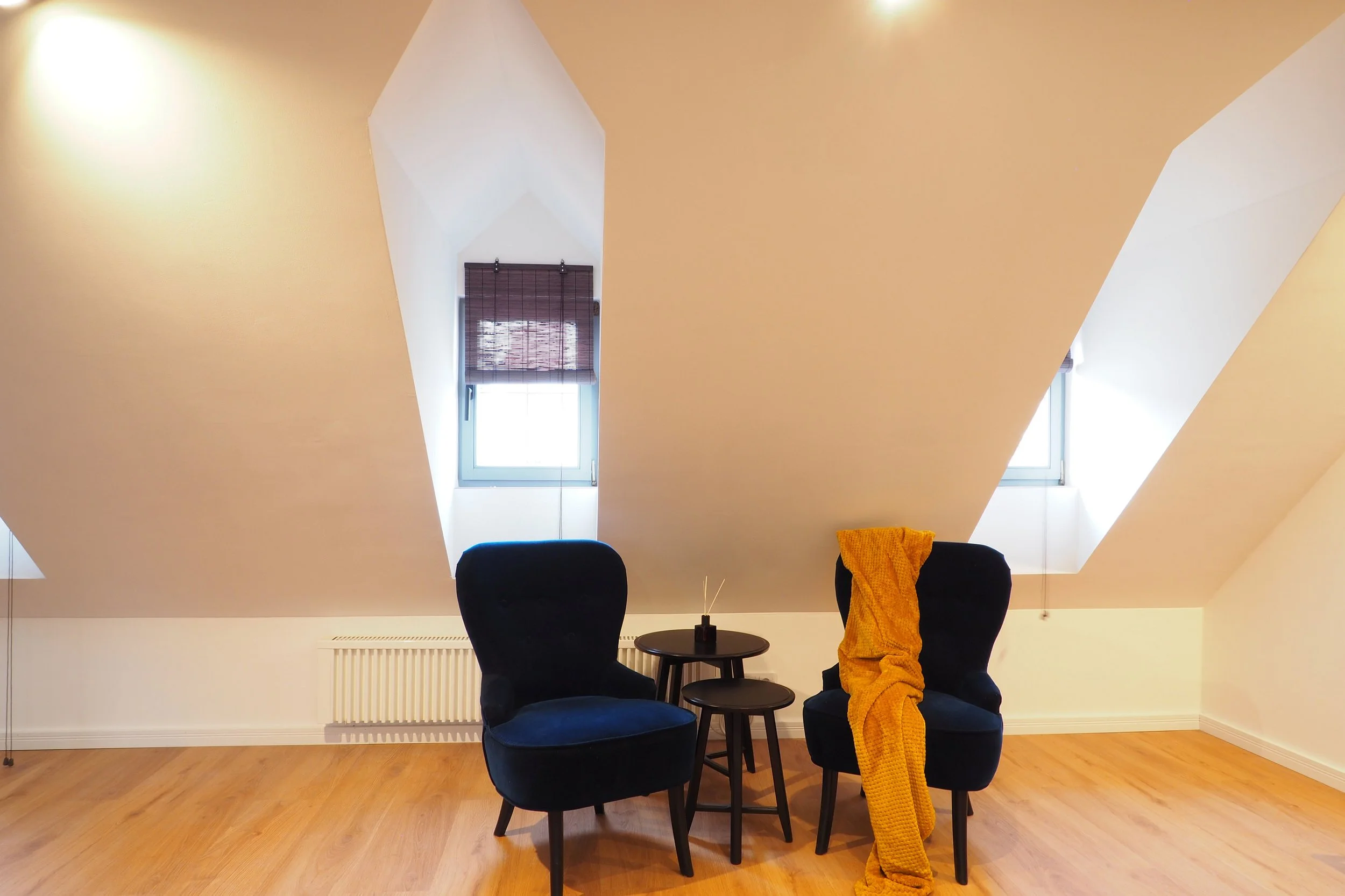 ferienwohnung-burg-tittmoning-dachgeschoss-schlafzimmer-sitzbereich.JPG