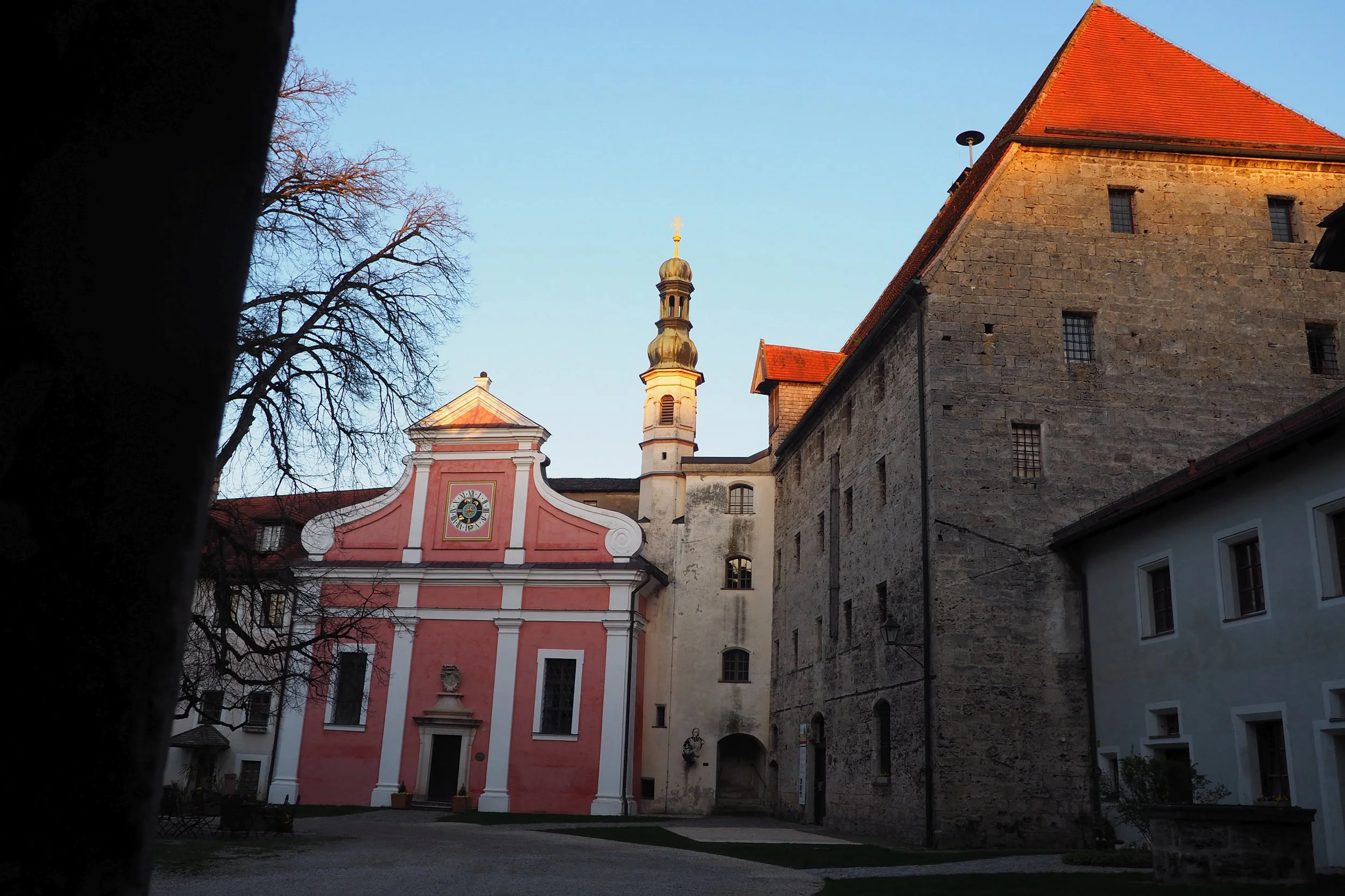 ferienwohnung-burg-tittmoning-burghof-2.JPG