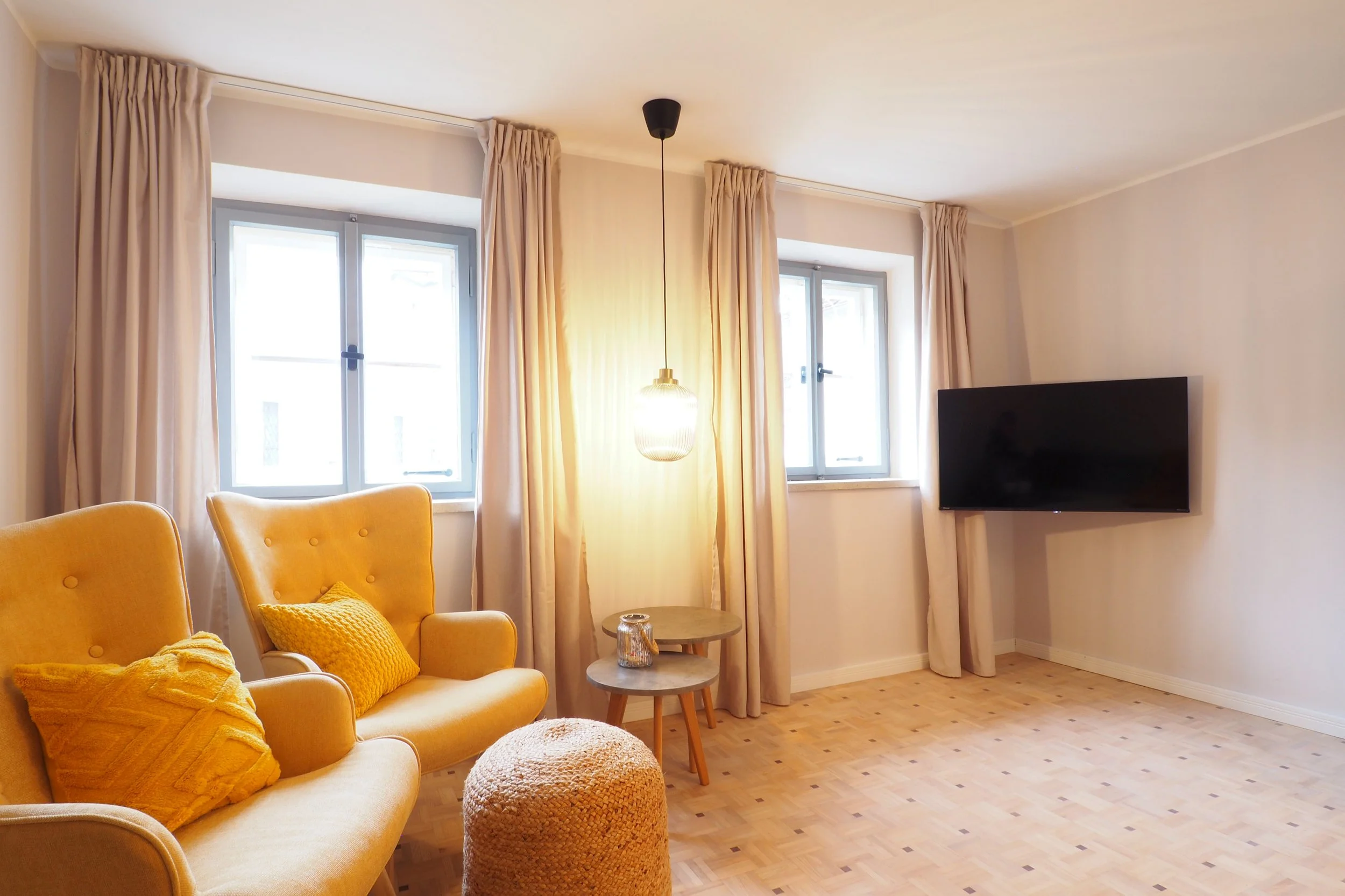 ferienwohnung-burg-tittmoning-wohnzimmer-fensterblick.JPG