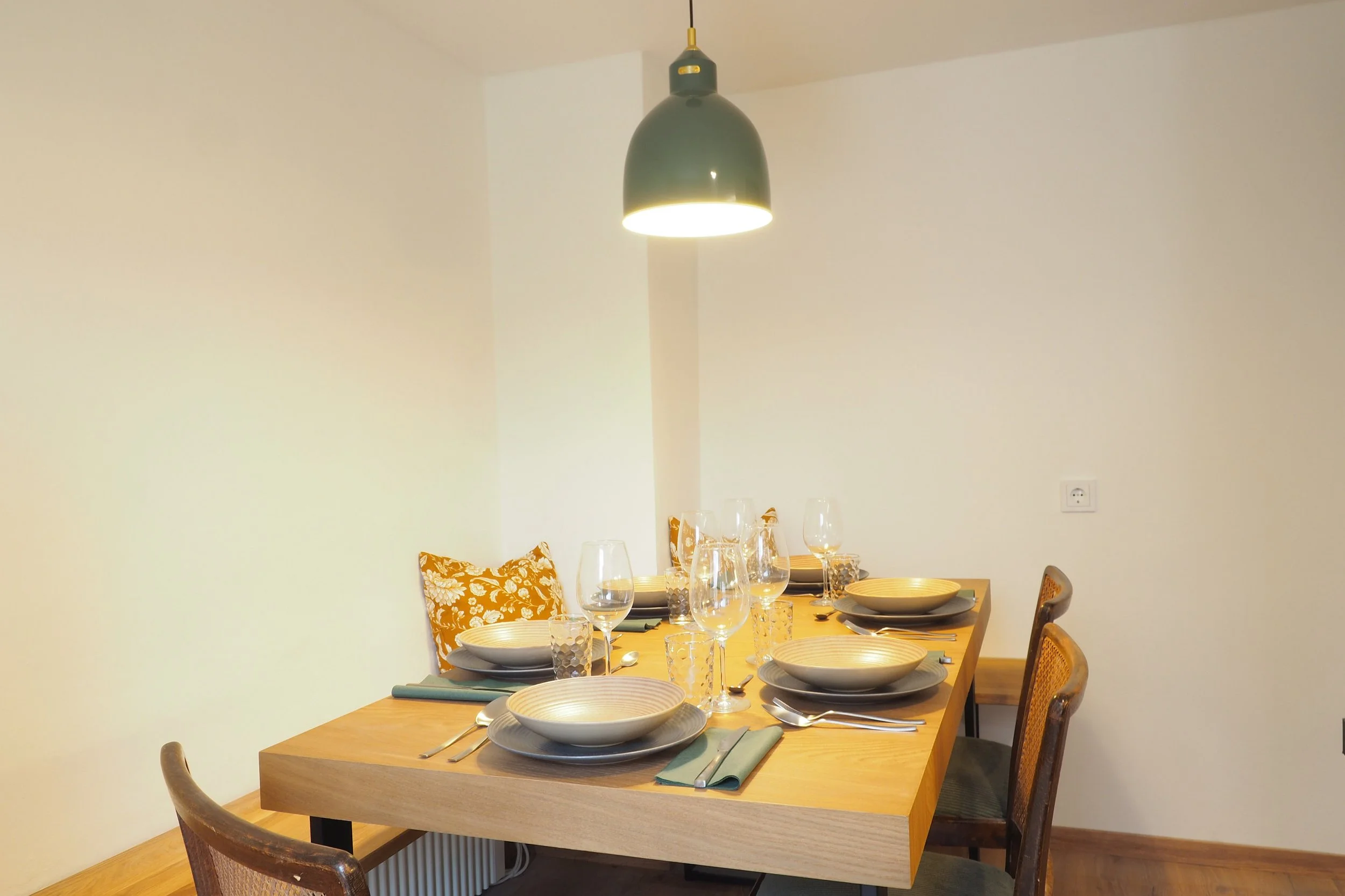ferienwohnung-burg-tittmoning-essbereich-gedeckt.JPG