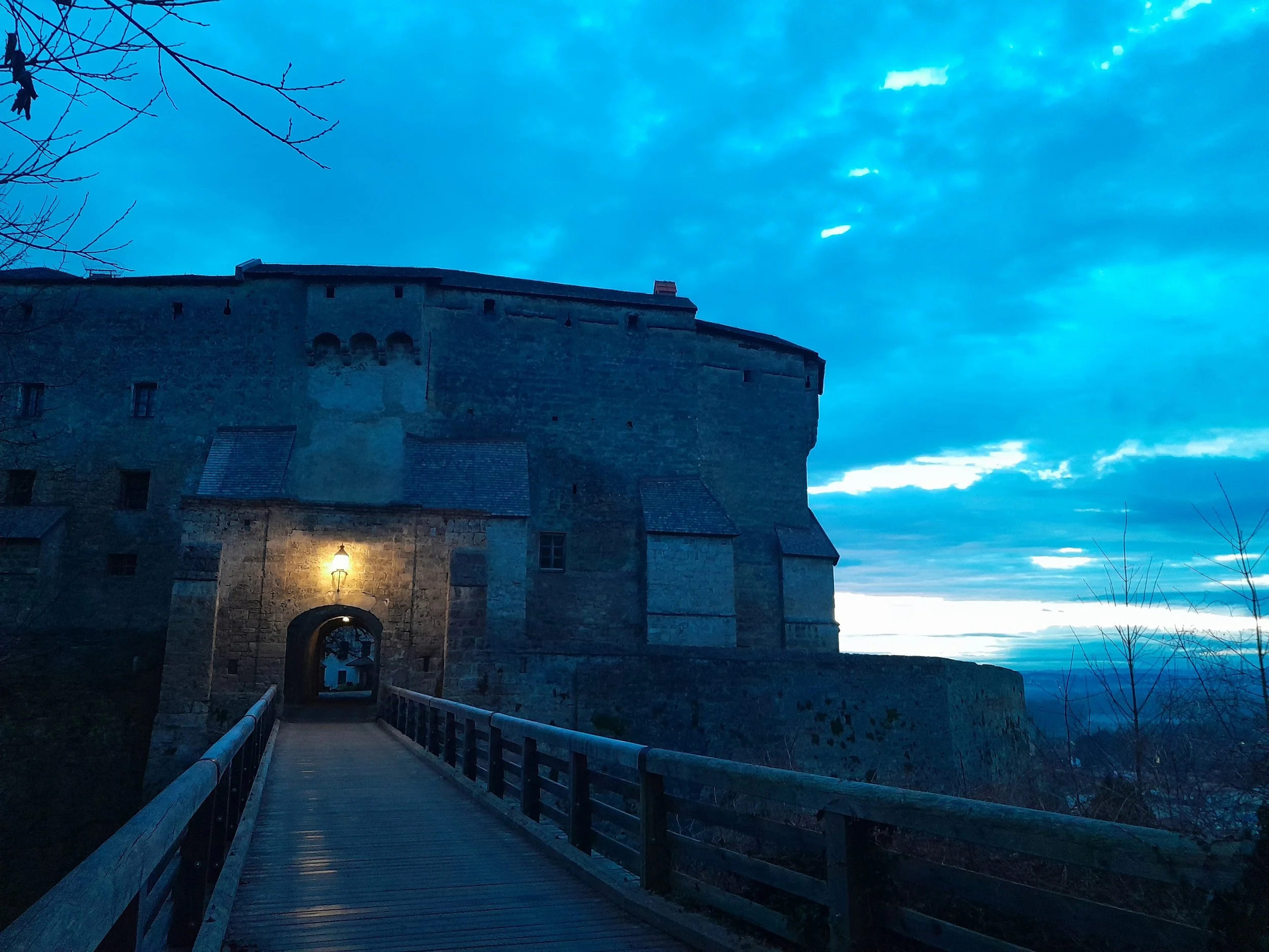 ferienwohnung-burg-tittmoning-burgbruecke-daemmerung.jpg