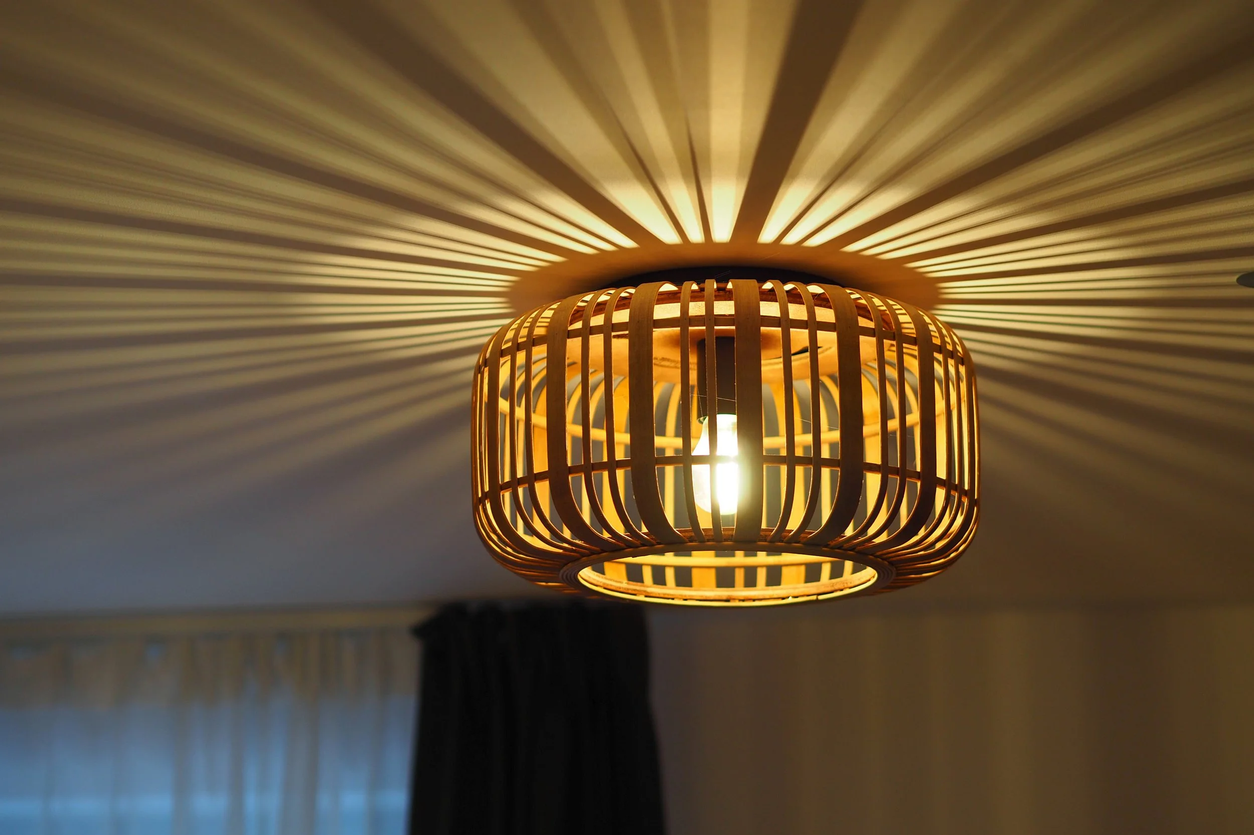 ferienwohnung-burg-tittmoning-schlafzimmer-lampe.JPG