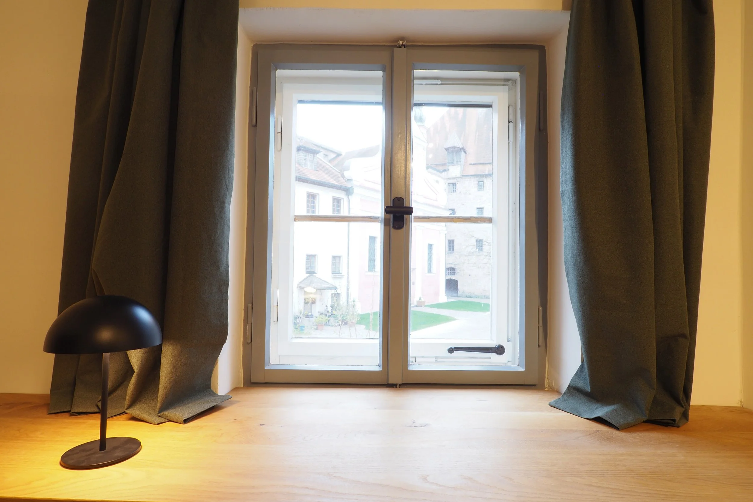 ferienwohnung-burg-tittmoning-schlaf-arbeitszimmer-fenster.JPG