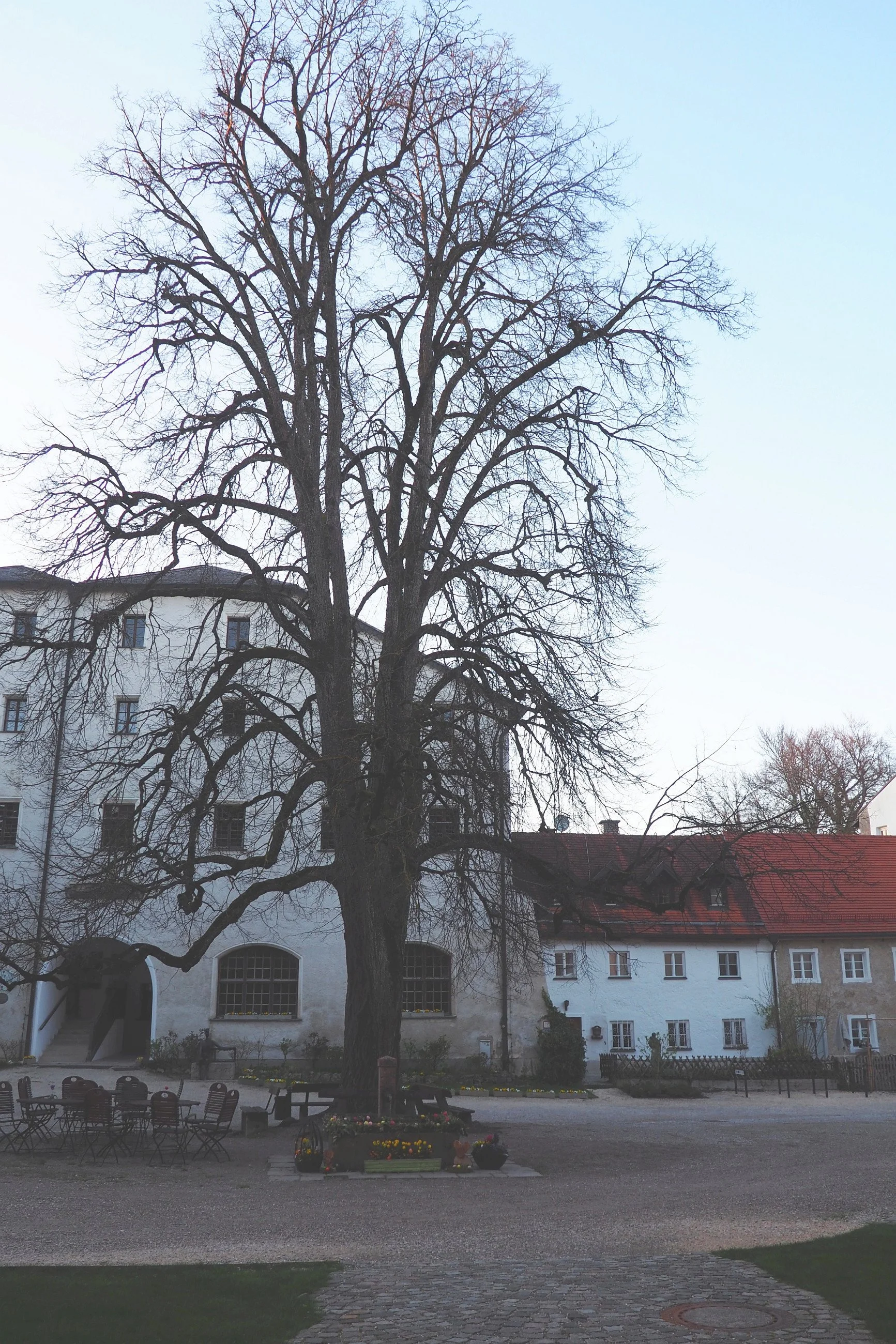 ferienwohnung-burg-tittmoning-burghof-1.jpg