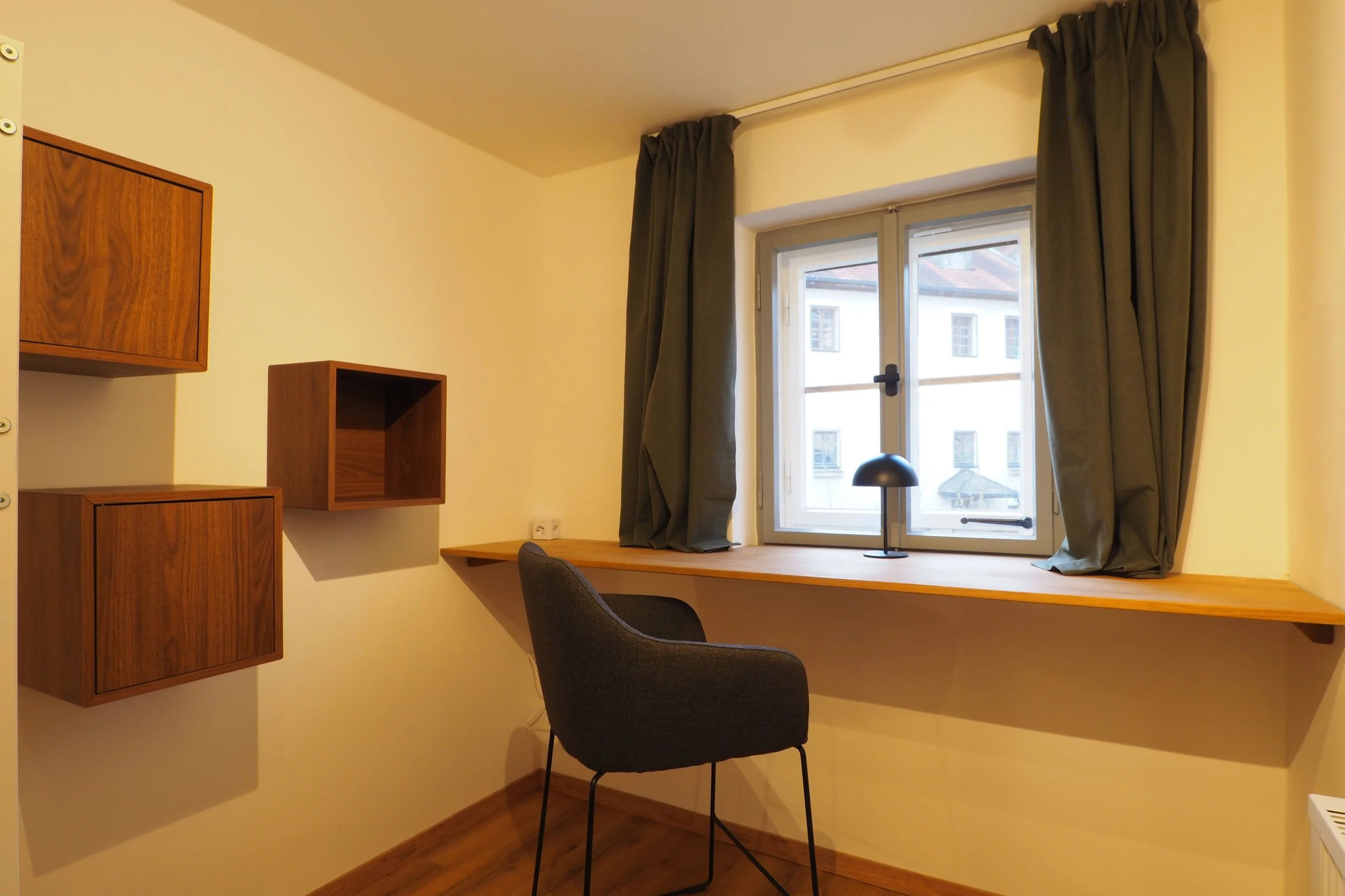 ferienwohnung-burg-tittmoning-schlaf-arbeitszimmer-arbeitsplatz.JPG