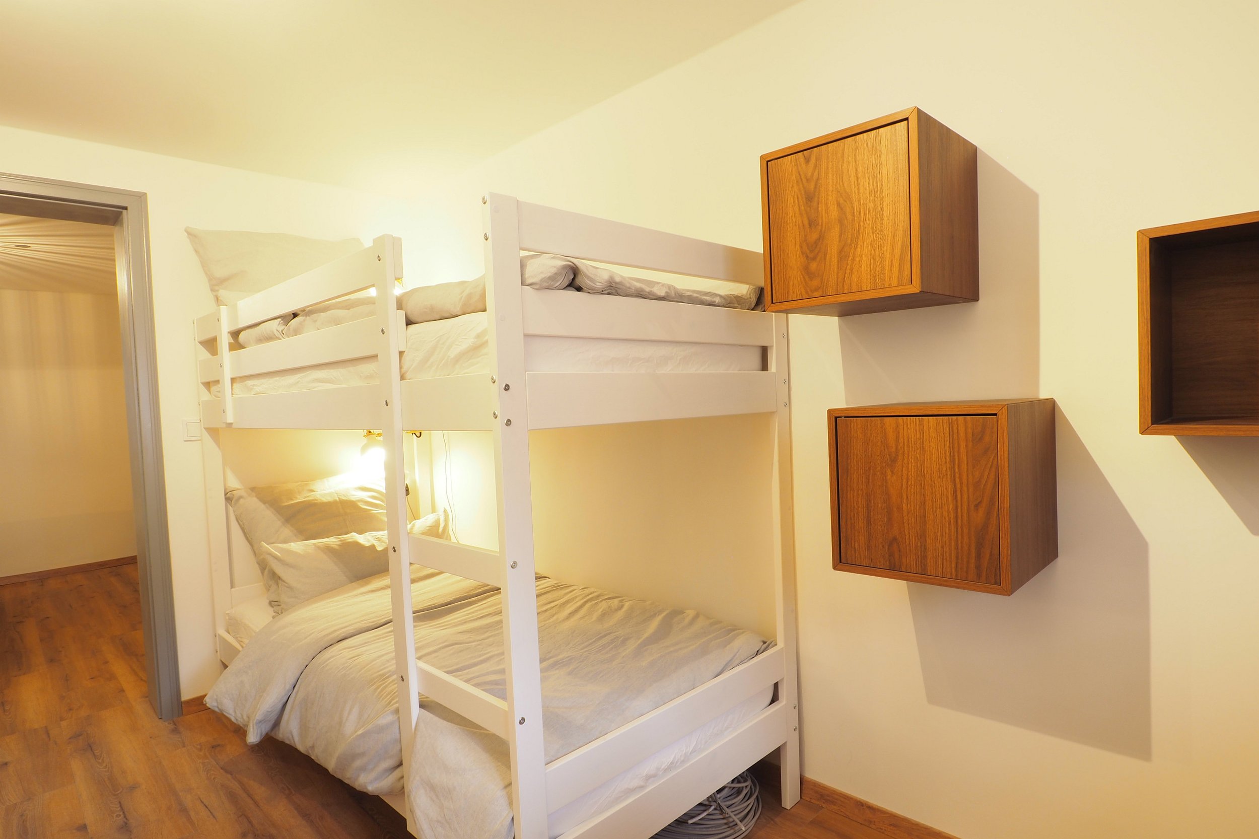 ferienwohnung-burg-tittmoning-schlaf-arbeitszimmer-bett.JPG