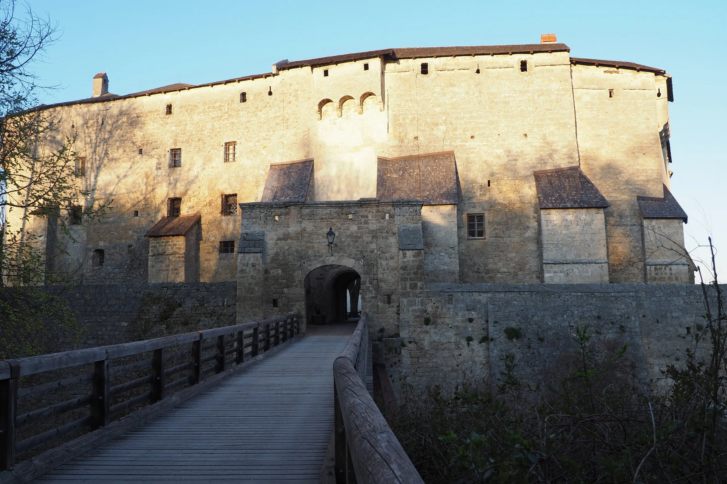 ferienwohnung-burg-tittmoning-burg-bruecke-2.JPG