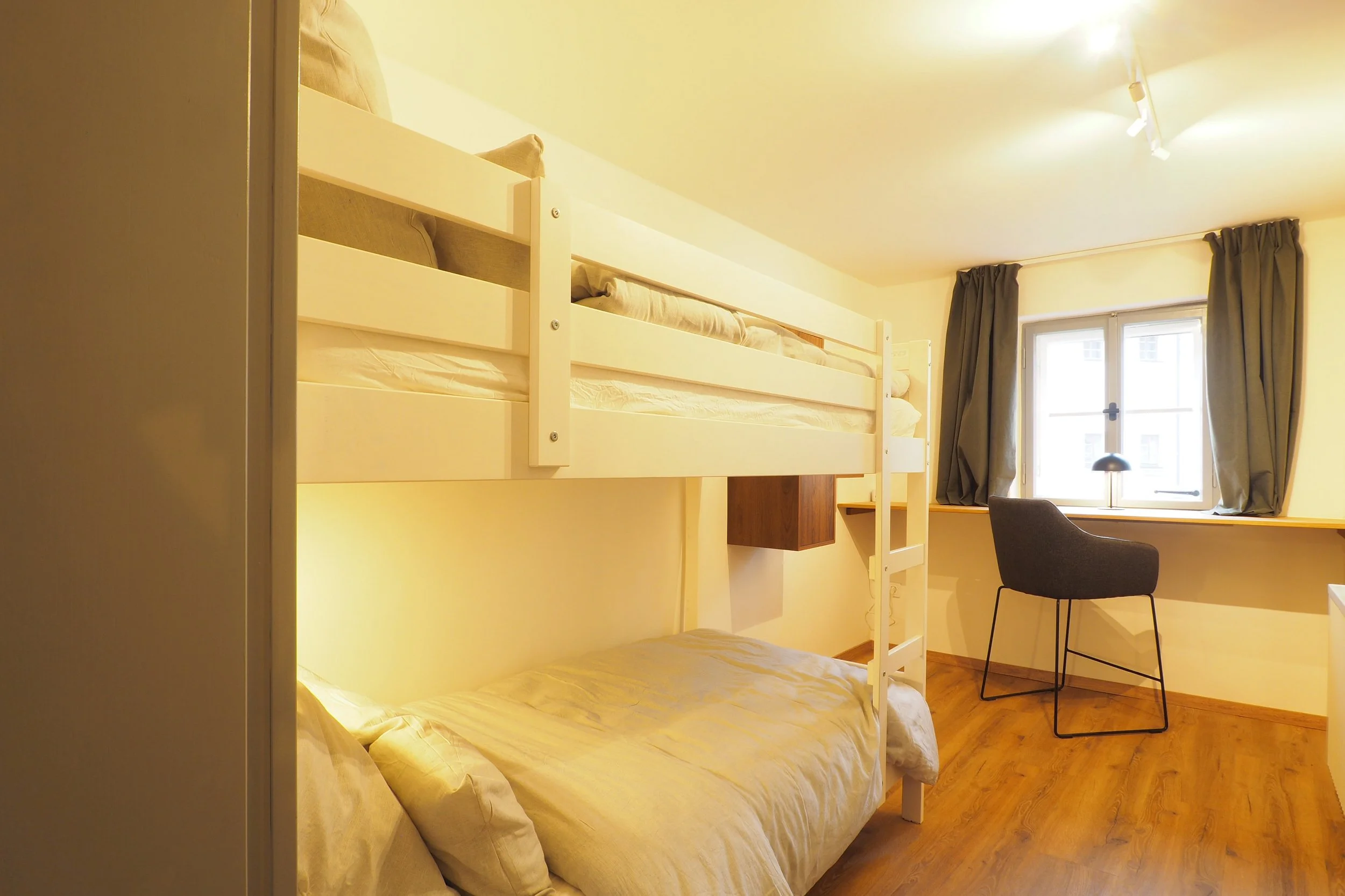 ferienwohnung-burg-tittmoning-schlaf-arbeitszimmer-fensterblick.JPG