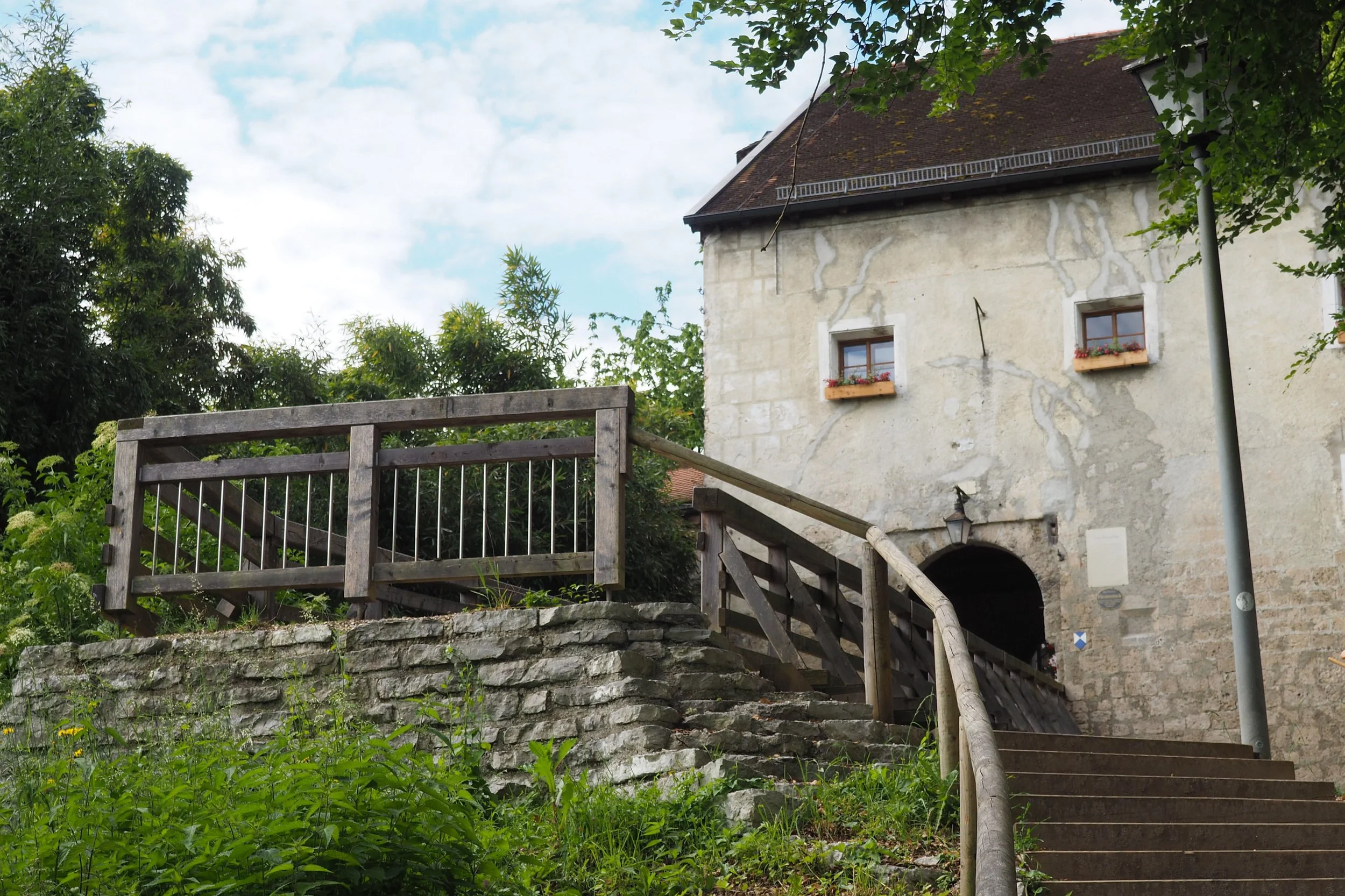 ferienwohnung-burg-tittmoning-burgtreppe.JPG