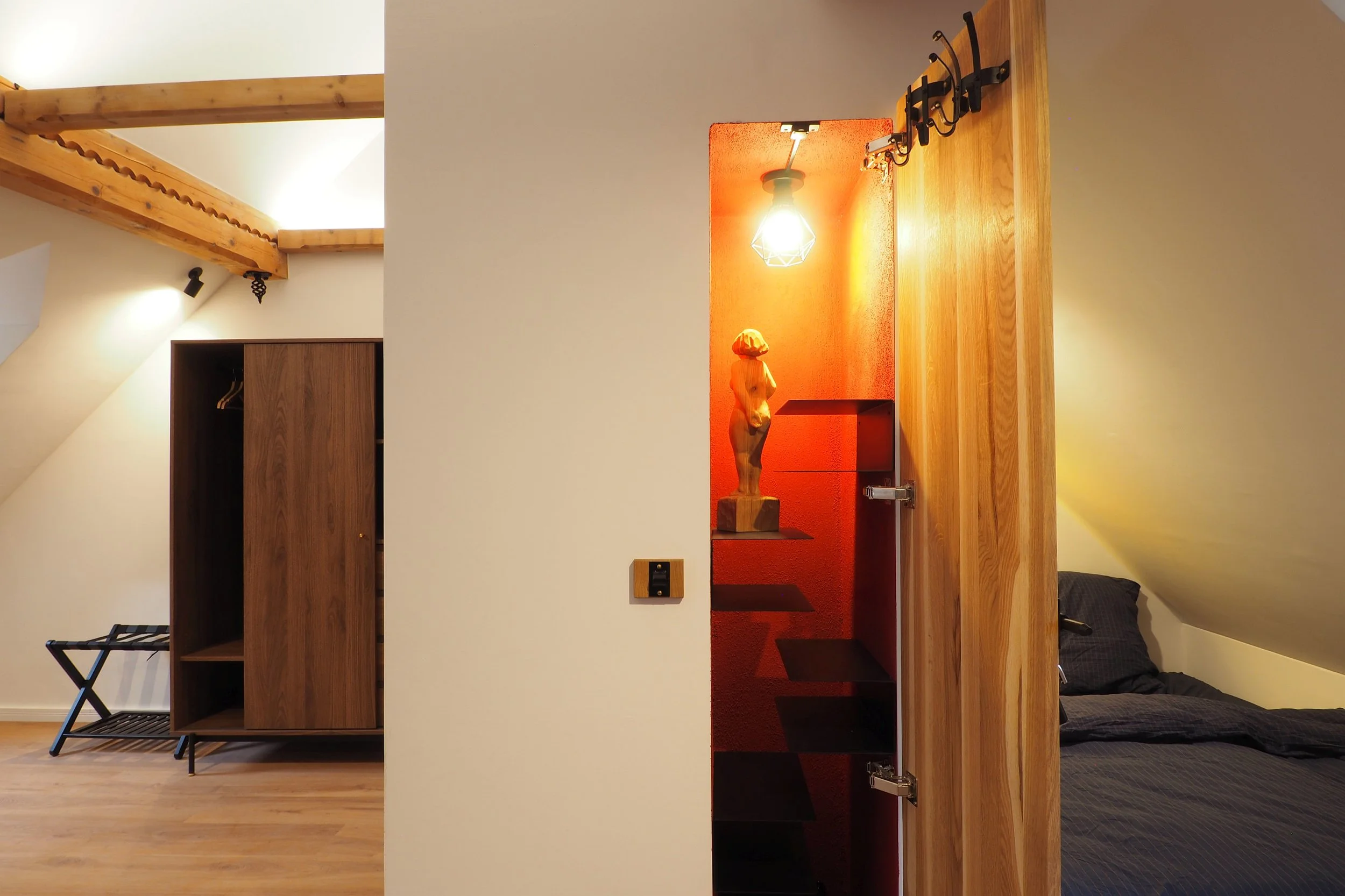 ferienwohnung-burg-tittmoning-dachgeschoss-schlafzimmer-erwachsenenpaket-schrank.JPG