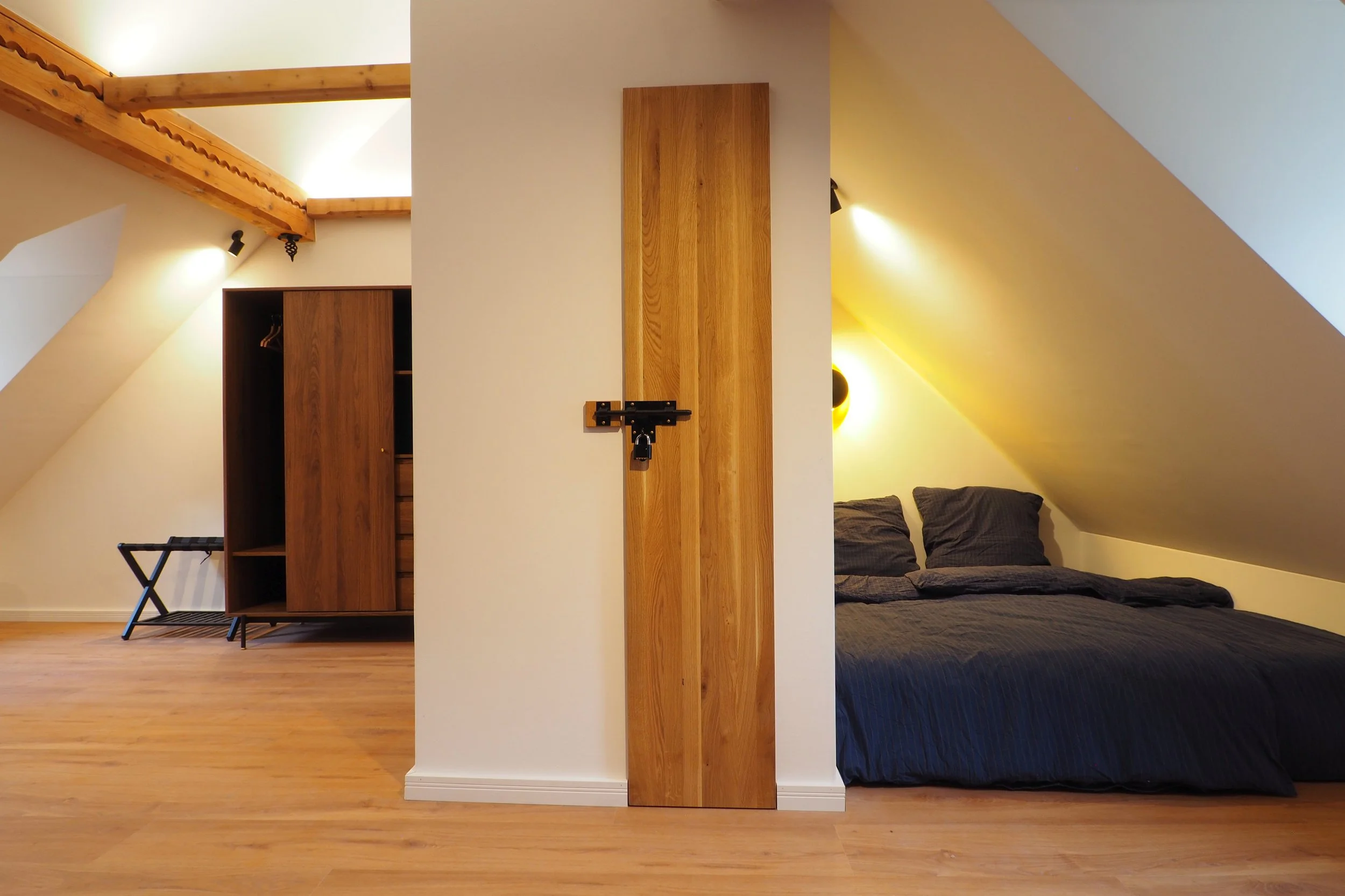 ferienwohnung-burg-tittmoning-dachgeschoss-schlafzimmer-schrank.JPG