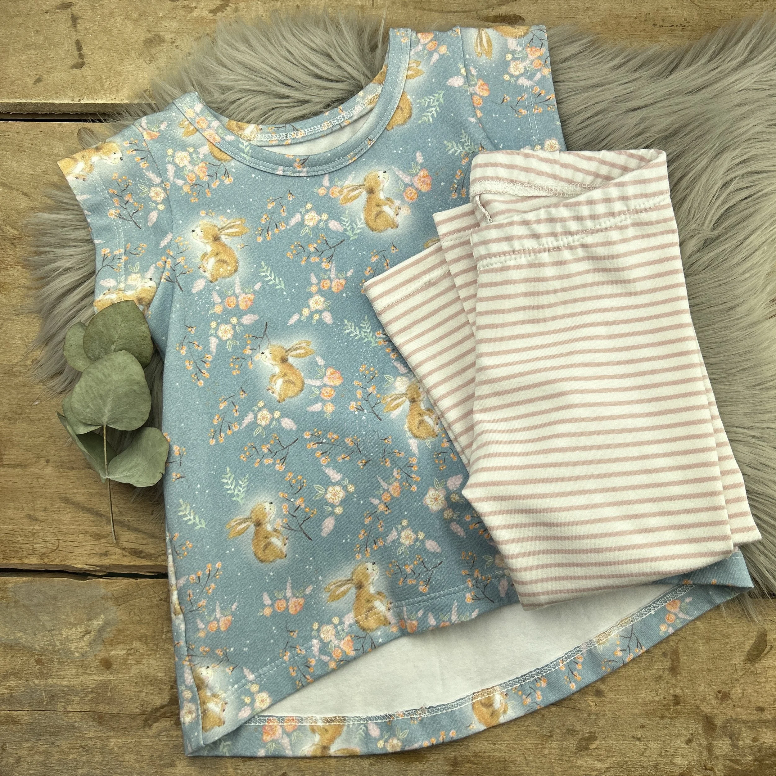 Cutie-Shirt kurzarm mit normalem Saum und eingefasstem Halsausschnitt. Mit passender Leggins dazu 