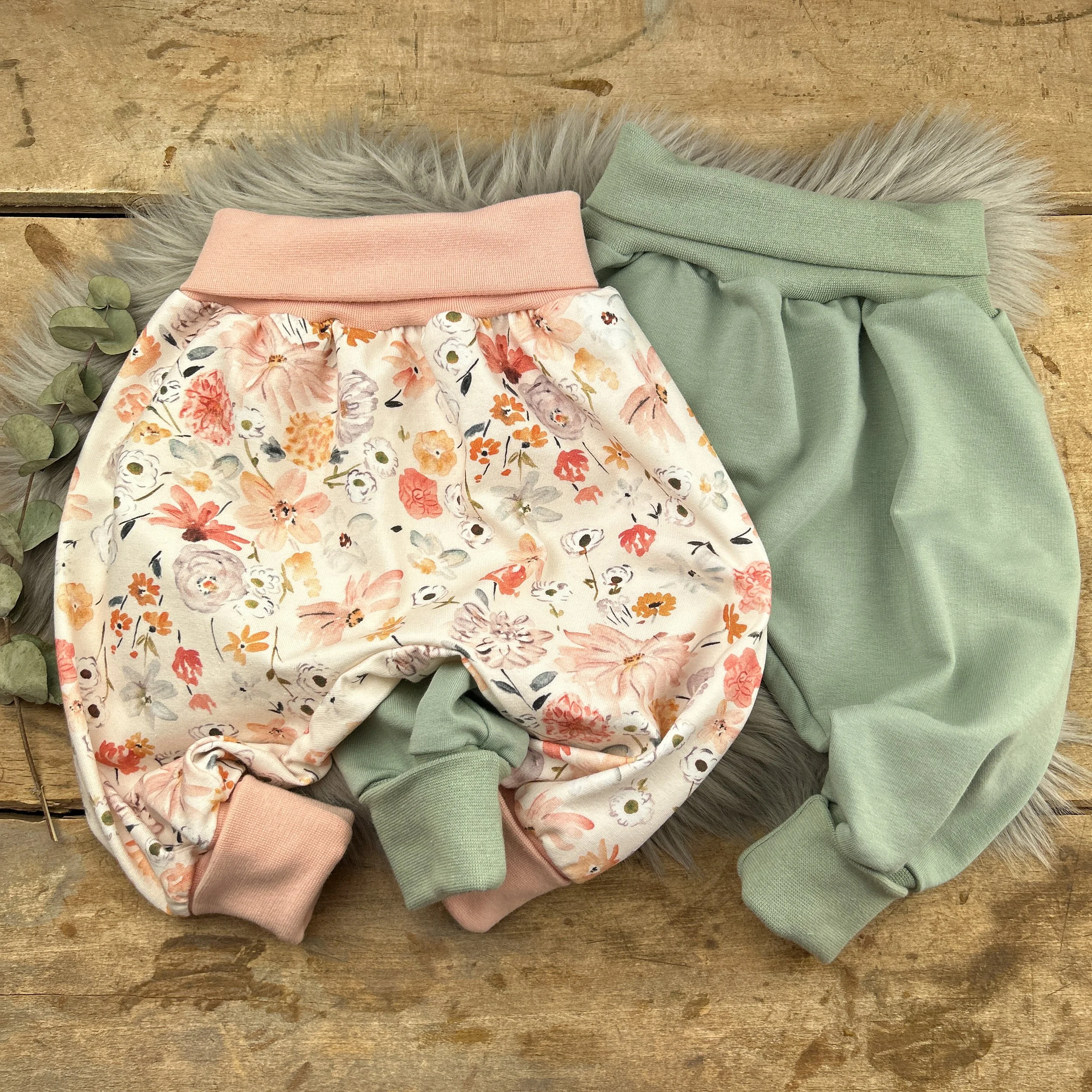 Mitwachsgrößen: 
50/56, 56/62, 68/74, 80/86/92, 98/104. Viel Bewegungsfreiheit zum strampeln 
und spielen. Extra hohes Bauch- und Beinbündchen zum umschlagen (Mitwachsfunktion). Auch als kurze Pumphose erhältlich. Stoffe: Jersey, French Terry und Waf