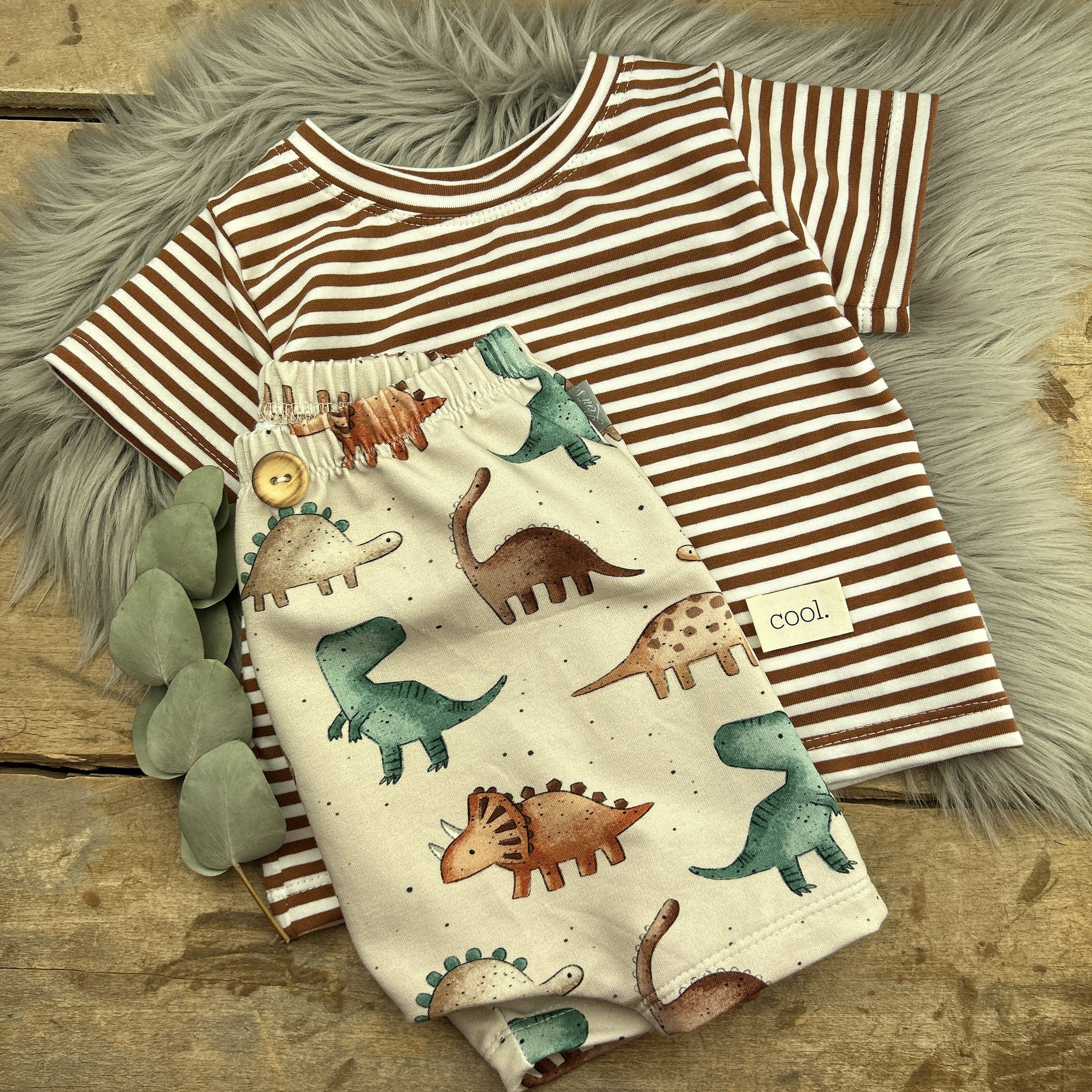 Harem Shorts mit Knopf und passendem Shirt