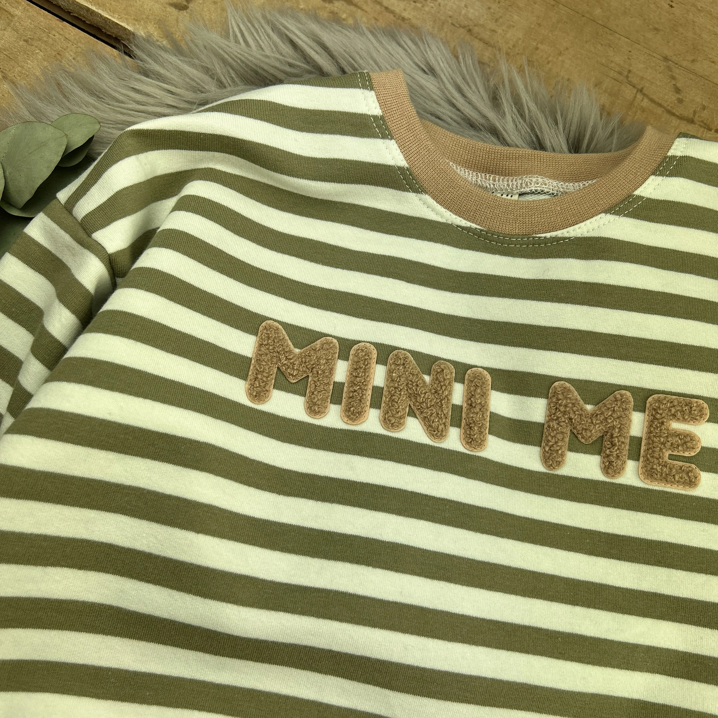 Buchstaben hellbraun / 086