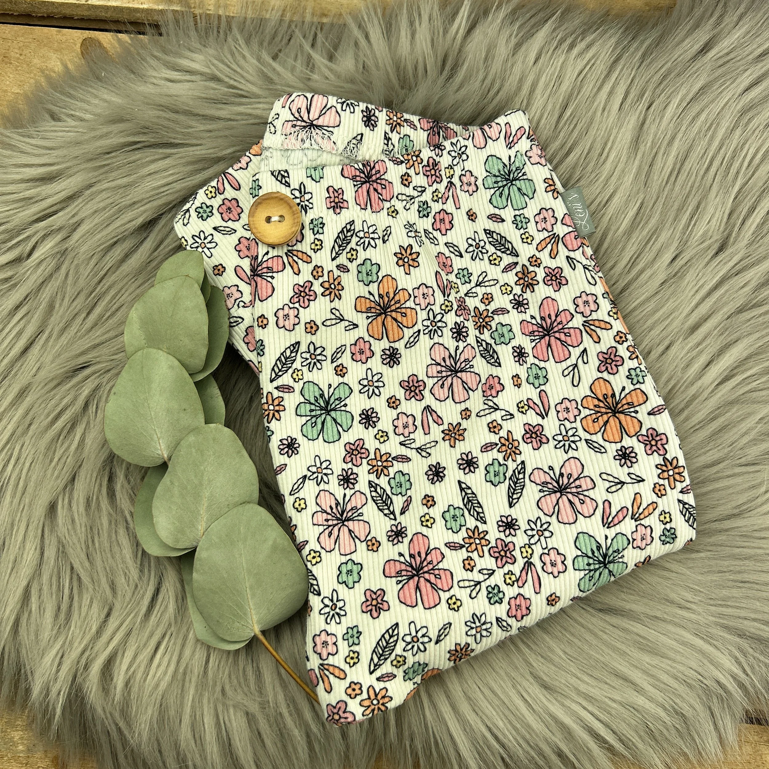 Gr. 62-116 (Einzelngrößen). Lässiger Schnitt. Im Schrittbereich locker geschnitten & an den Beinen eng anliegend. Mit Gummibund am Bauch. Die Beinabschlüsse werden mit Bündchen versehen. Ergänzend kann vorne ein Knopf / eine Kordel  angenäht werden. 