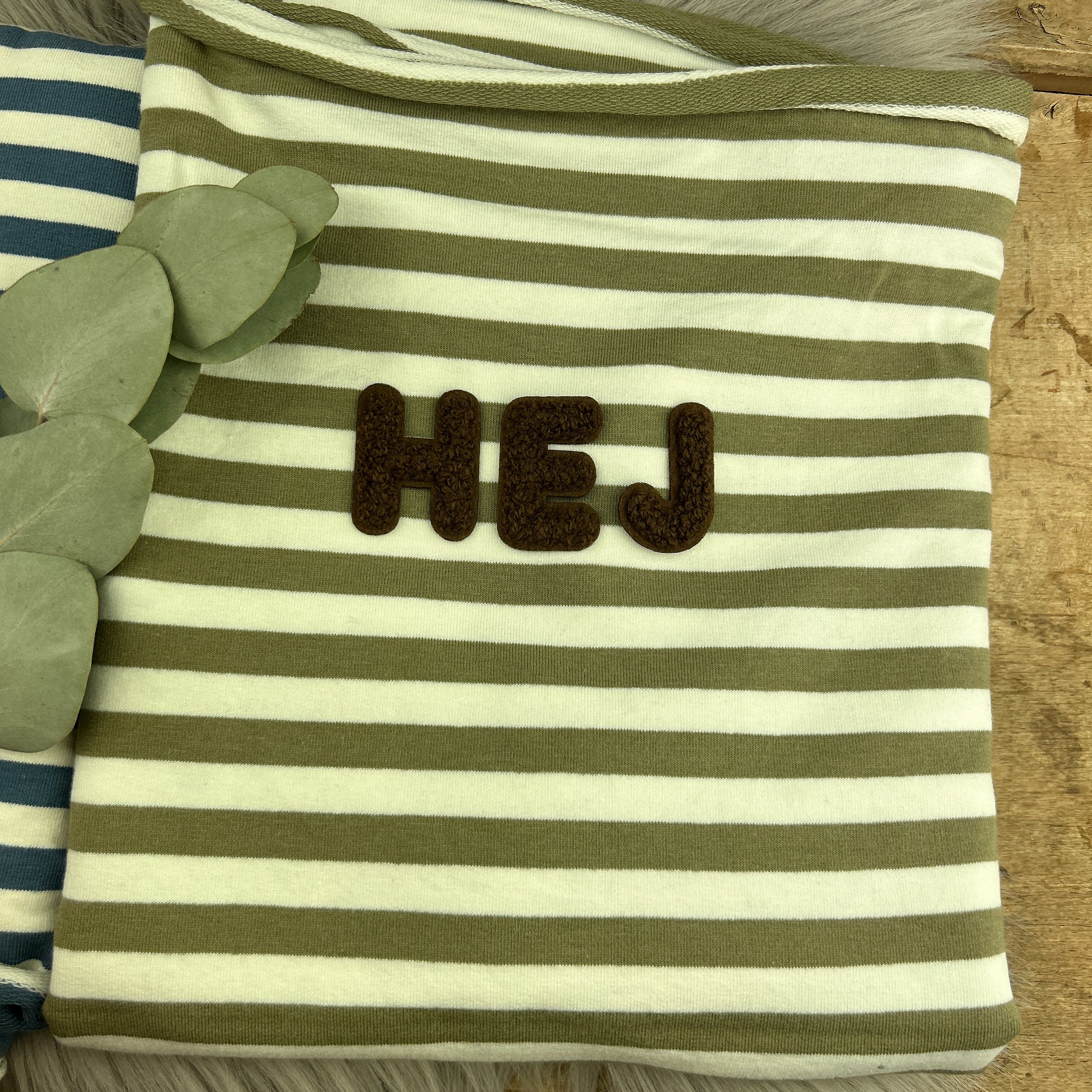 Buchstaben dunkelbraun / 083