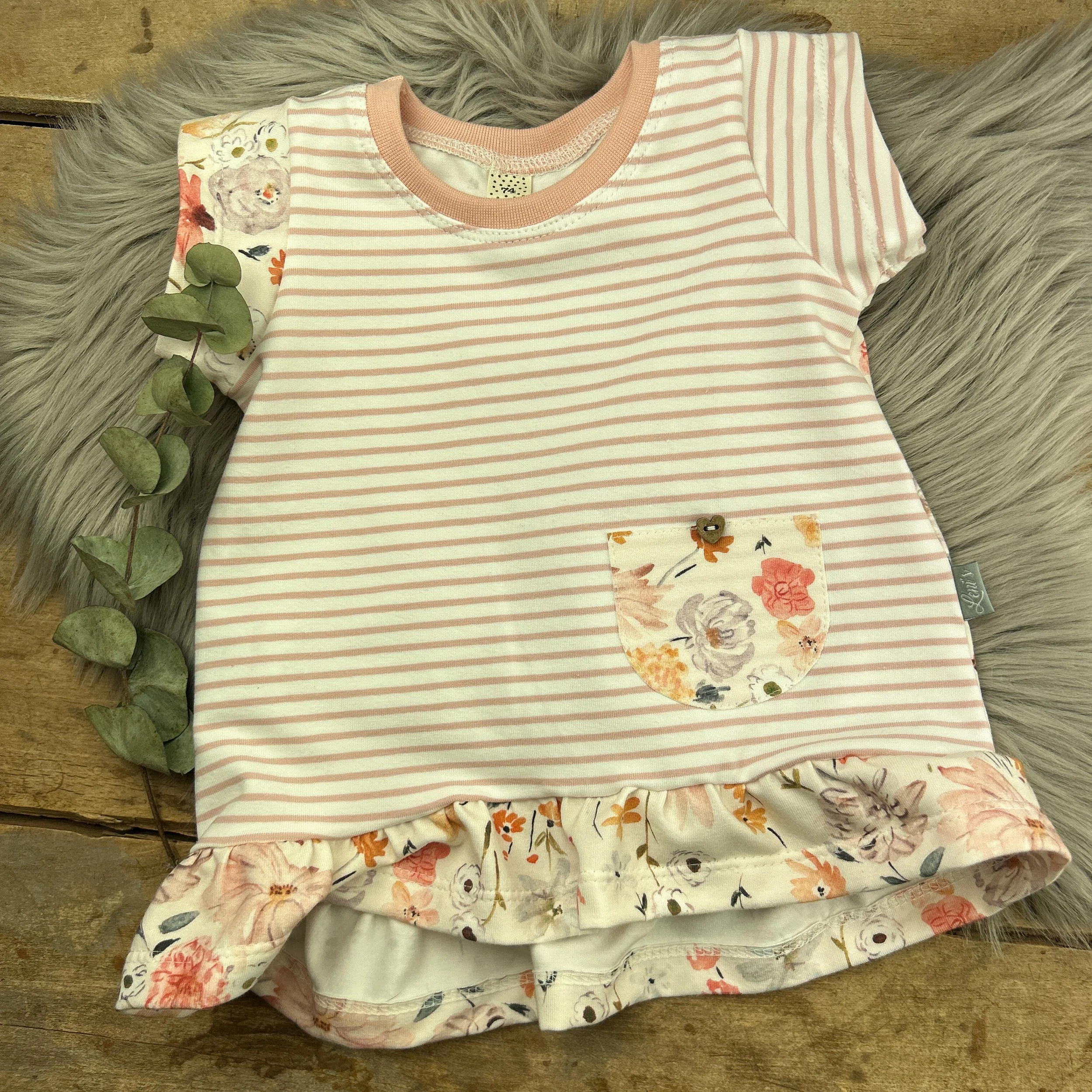 Cutie-Shirt kurzarm mit Volantsaum unten und applizierter Tasche mit Knopf 
